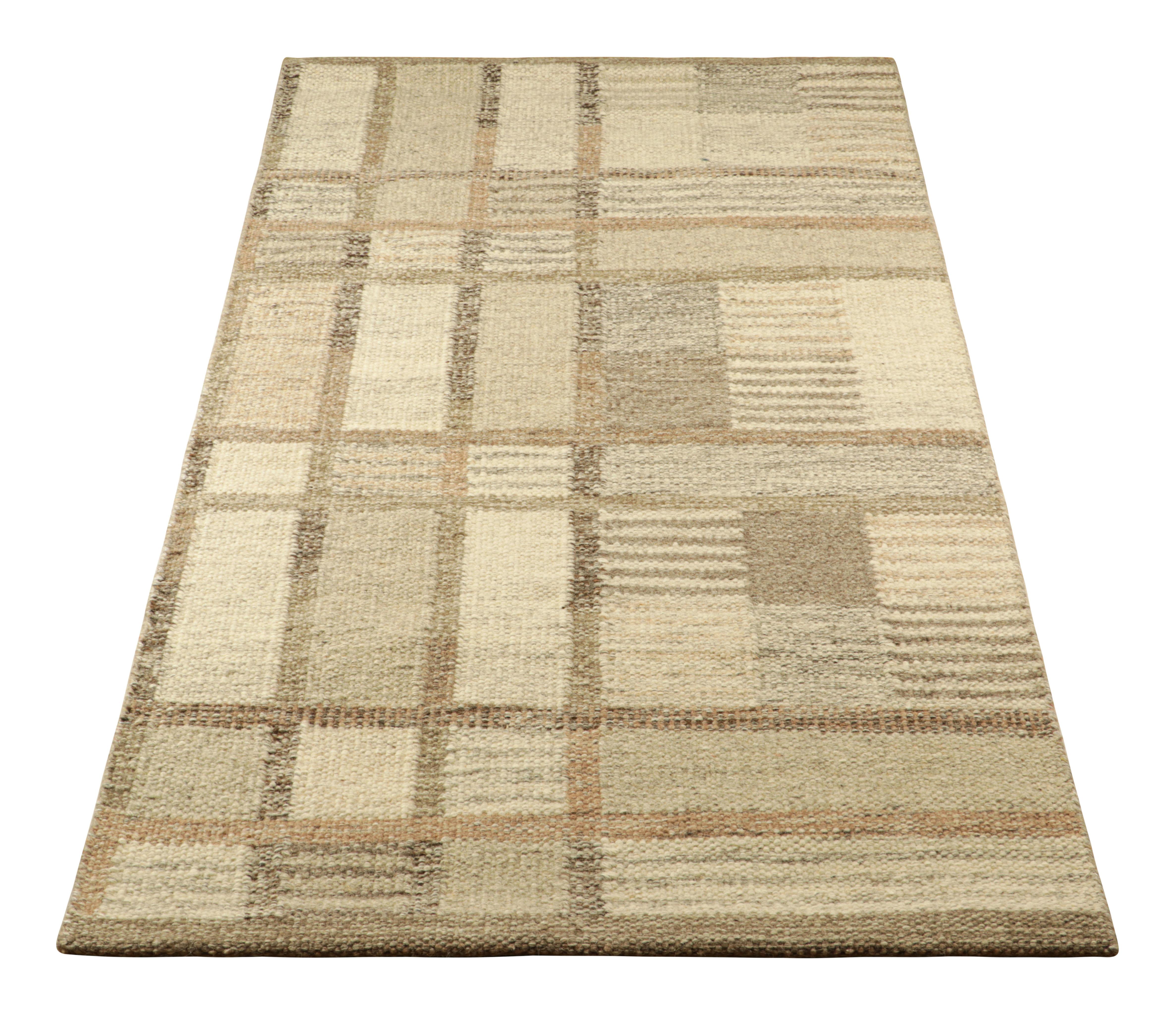 Tissé à la main Rug & Kilim's Scandinavian Style Rug in Brown and Beige with Geometric Patterns (tapis de style scandinave à motifs géométriques) en vente