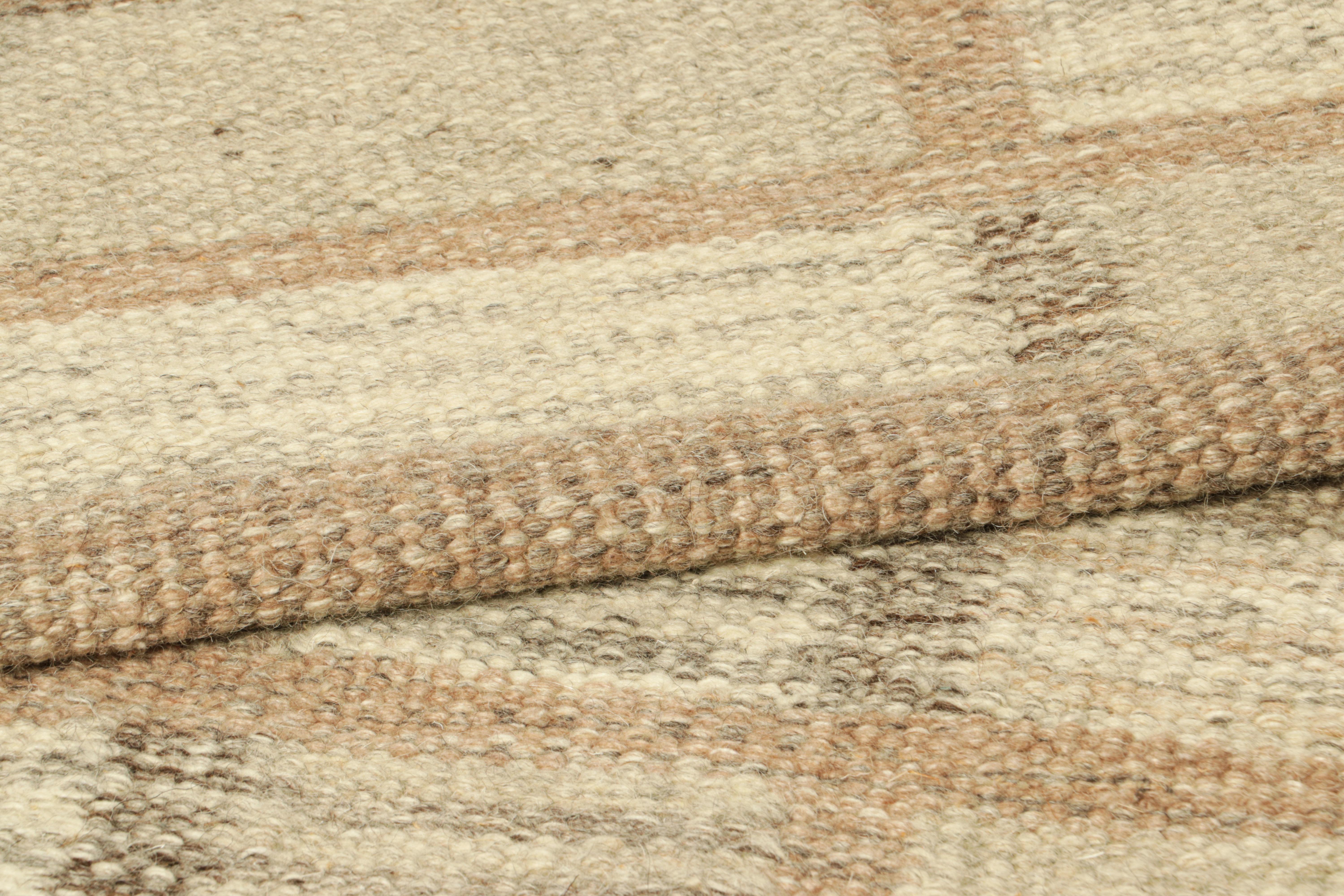 XXIe siècle et contemporain Rug & Kilim's Scandinavian Style Rug in Brown and Beige with Geometric Patterns (tapis de style scandinave à motifs géométriques) en vente