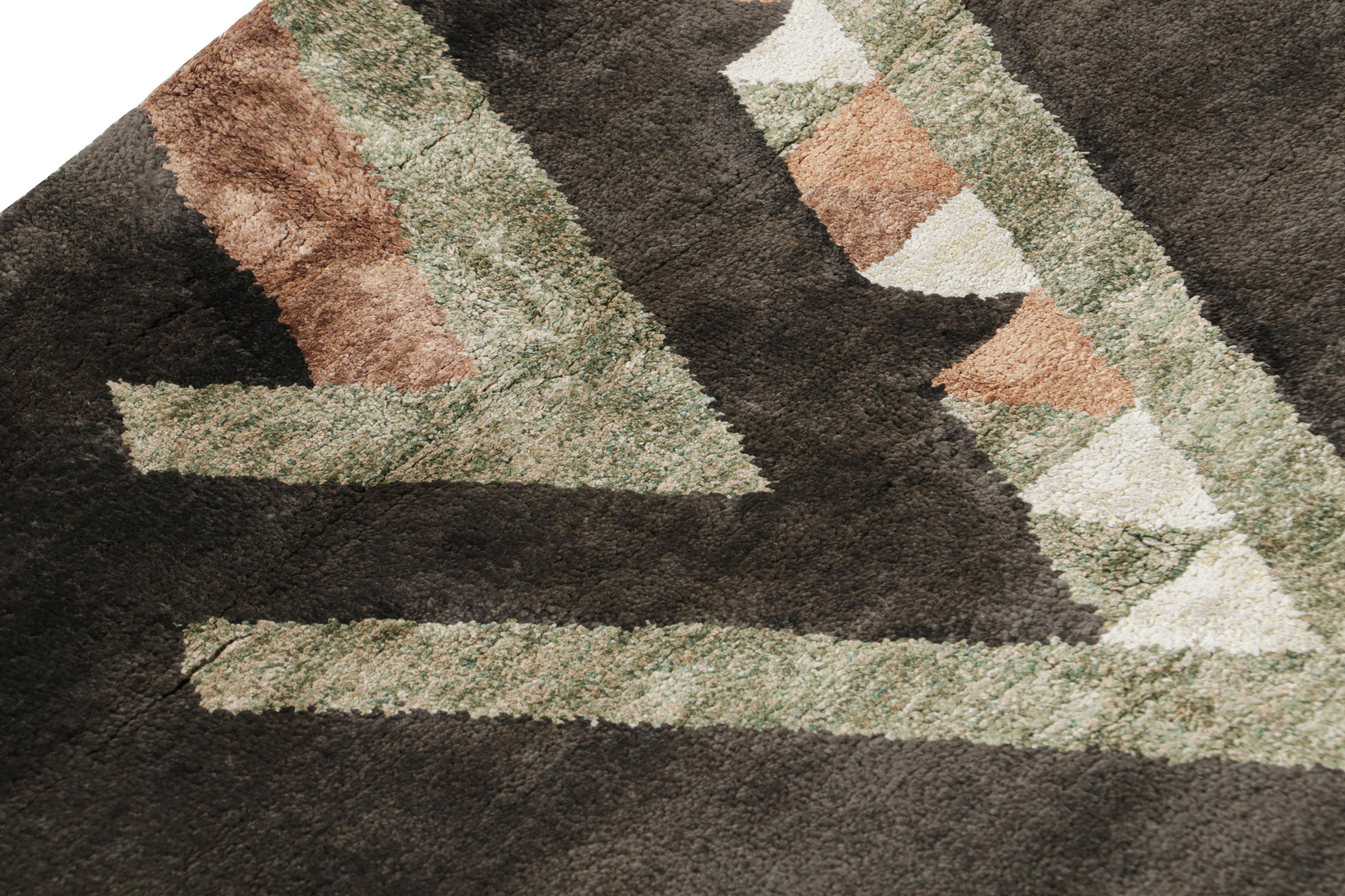 Noué à la main Rug & Kilim's Scandinavian Style Rug in Brown Geometric Pattern (tapis de style scandinave à motifs géométriques) en vente