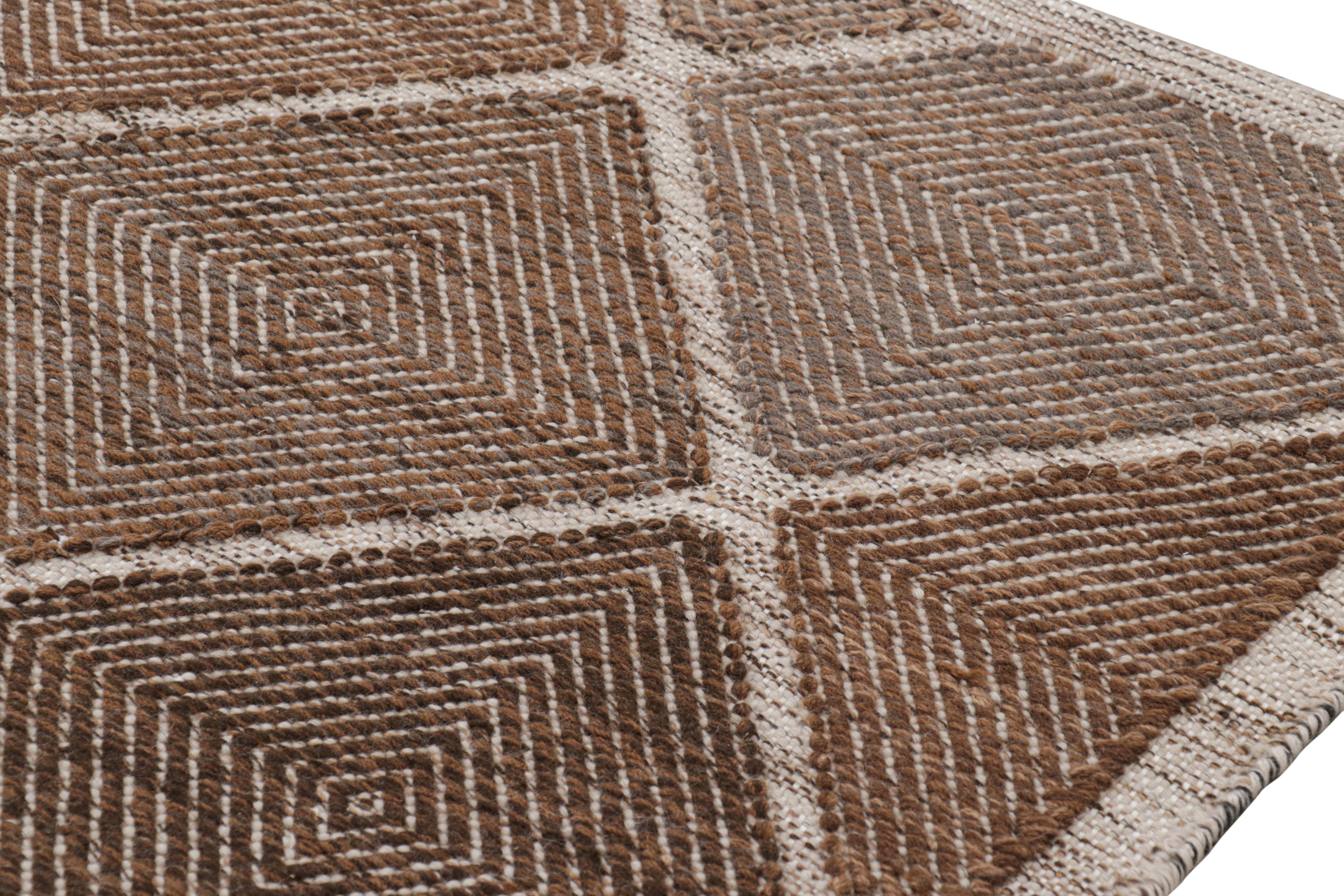 Rug & Kilim's Teppich im skandinavischen Stil in Brown-Tönen mit Rautenmustern im Zustand „Neu“ im Angebot in Long Island City, NY