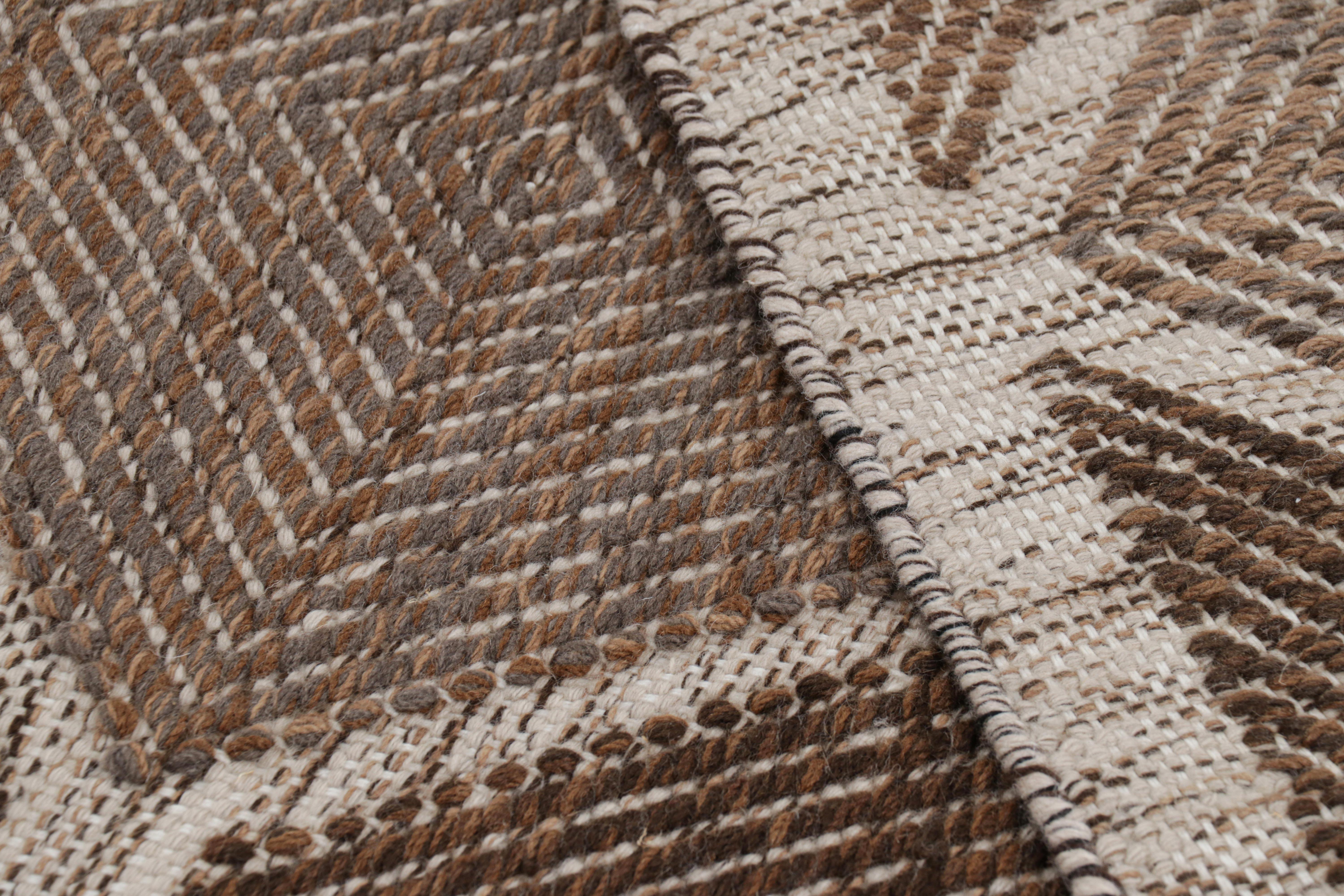 Rug & Kilim's Teppich im skandinavischen Stil in Brown-Tönen mit Rautenmustern (21. Jahrhundert und zeitgenössisch) im Angebot