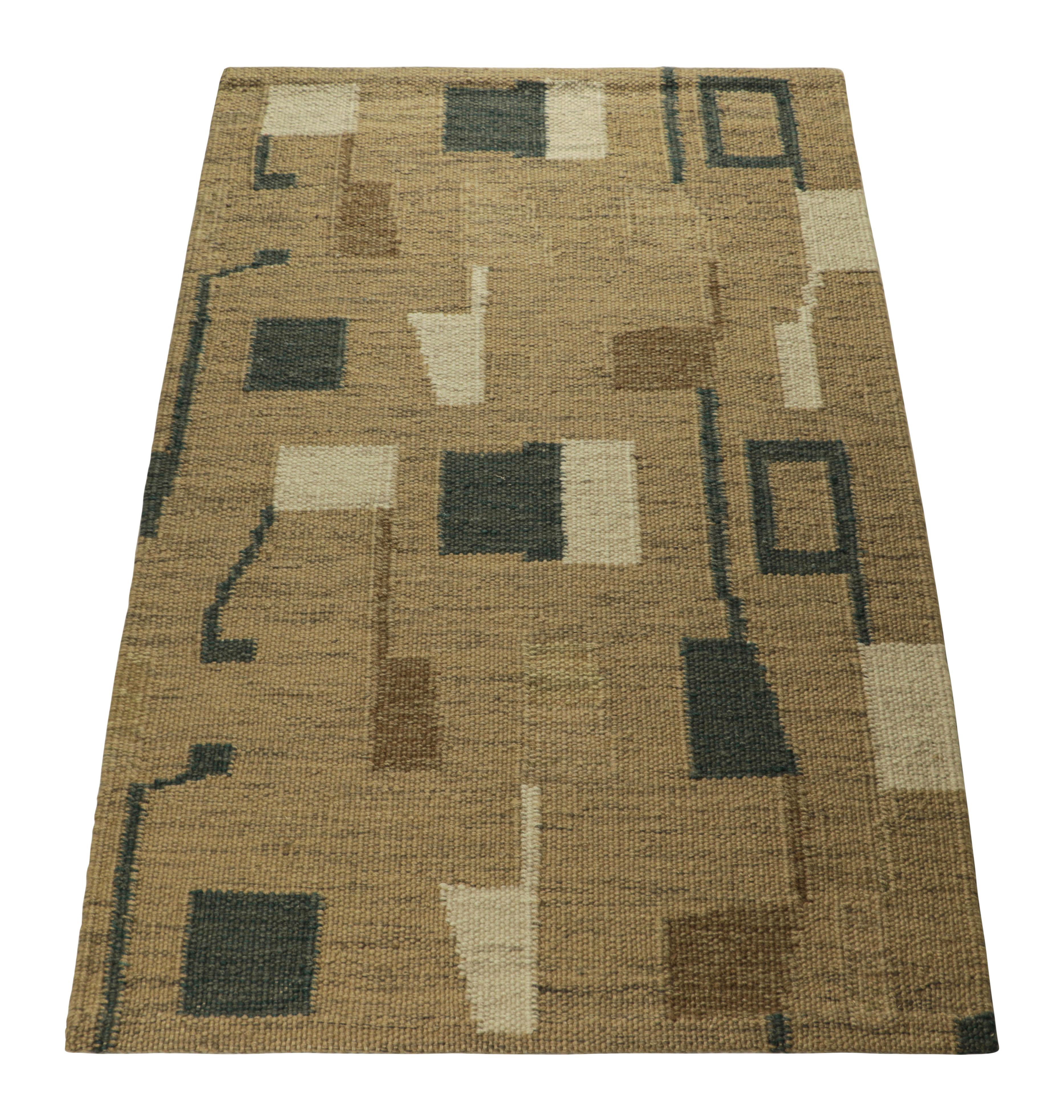 Indiano Rug & Kilim è un tappeto in stile scandinavo di colore marrone con motivi geometrici blu e beige. in vendita