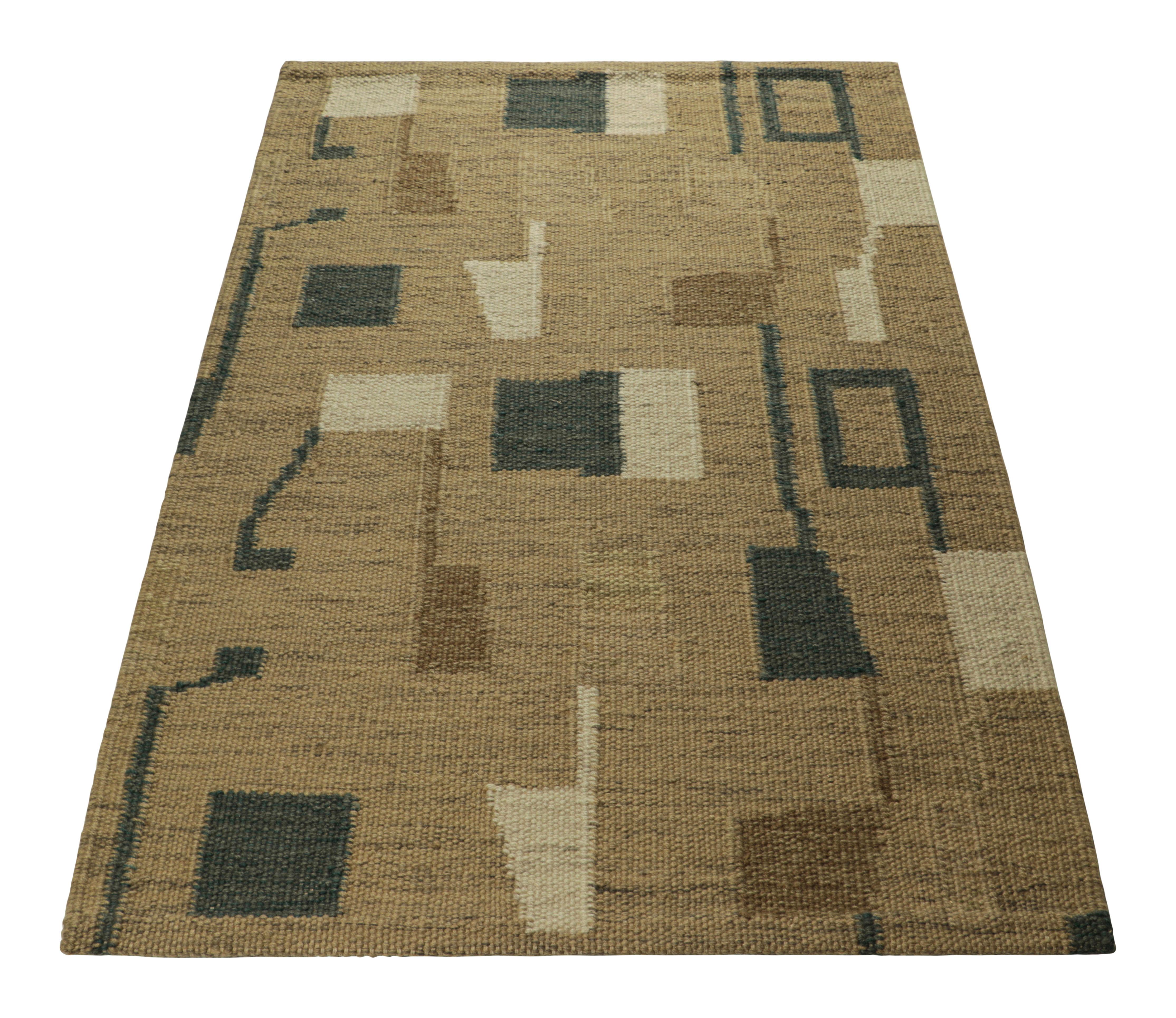 Tessuto a mano Rug & Kilim è un tappeto in stile scandinavo di colore marrone con motivi geometrici blu e beige. in vendita