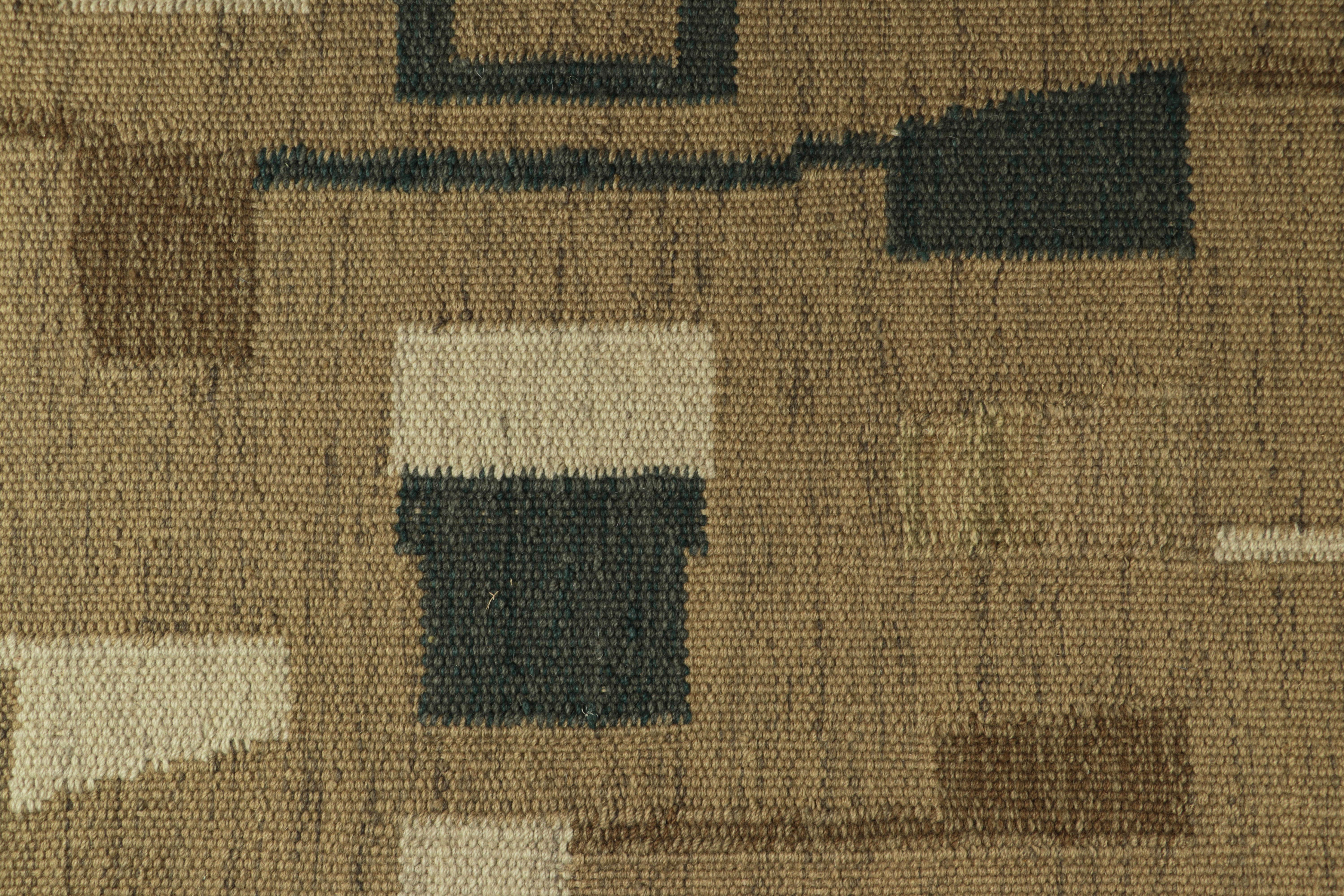 Rug & Kilim è un tappeto in stile scandinavo di colore marrone con motivi geometrici blu e beige. In condizioni Nuovo in vendita a Long Island City, NY