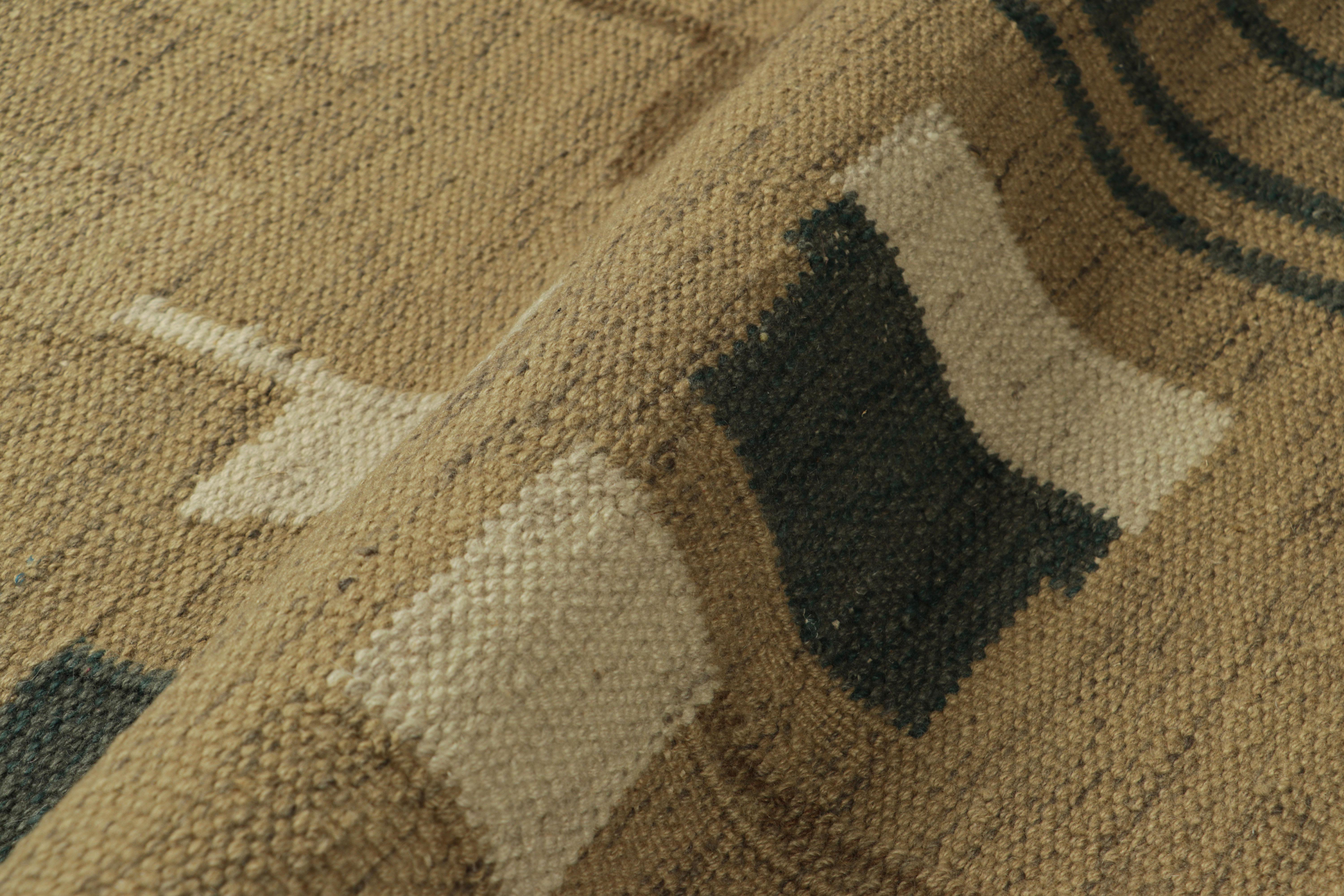 XXI secolo e contemporaneo Rug & Kilim è un tappeto in stile scandinavo di colore marrone con motivi geometrici blu e beige. in vendita