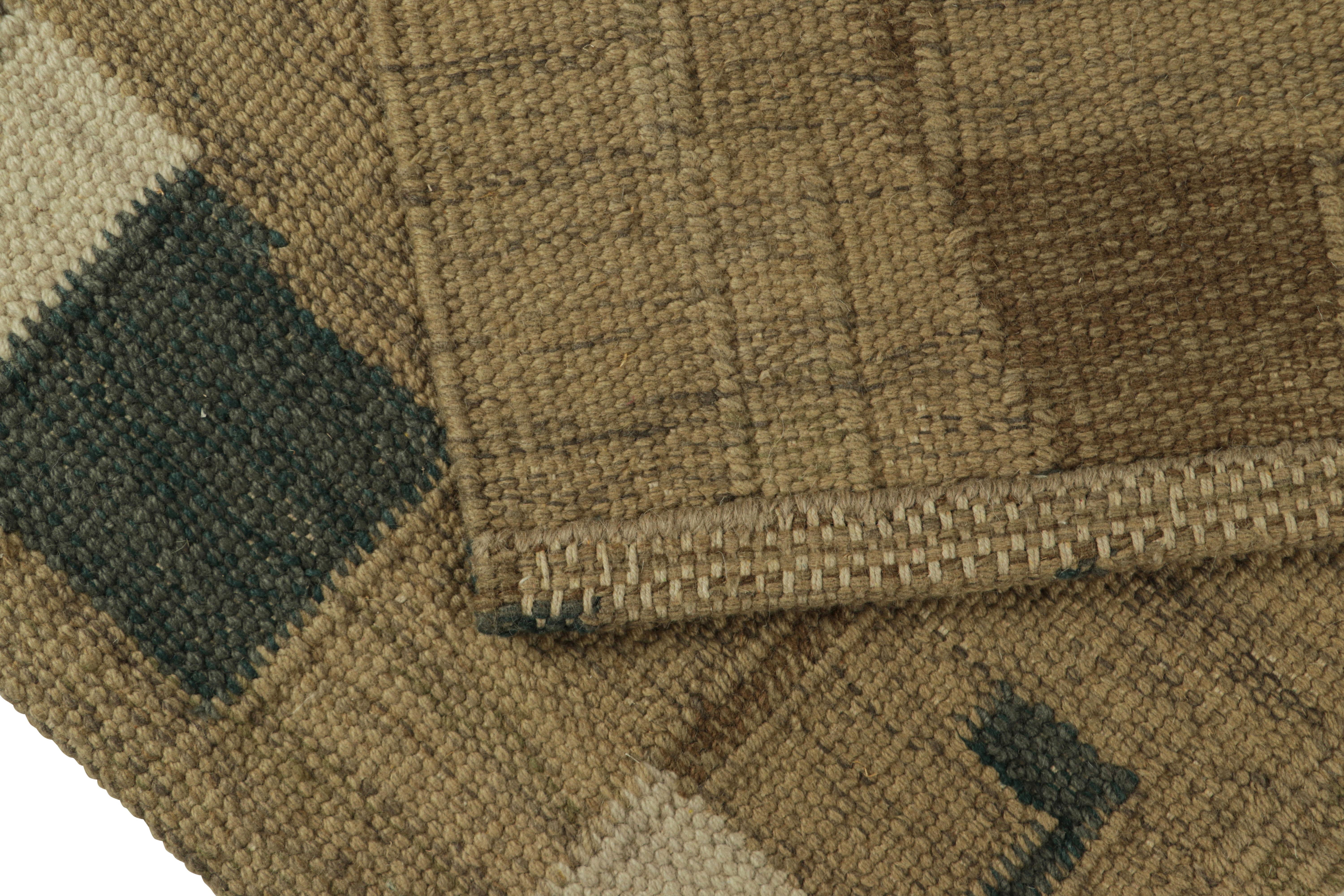 Lana Rug & Kilim è un tappeto in stile scandinavo di colore marrone con motivi geometrici blu e beige. in vendita