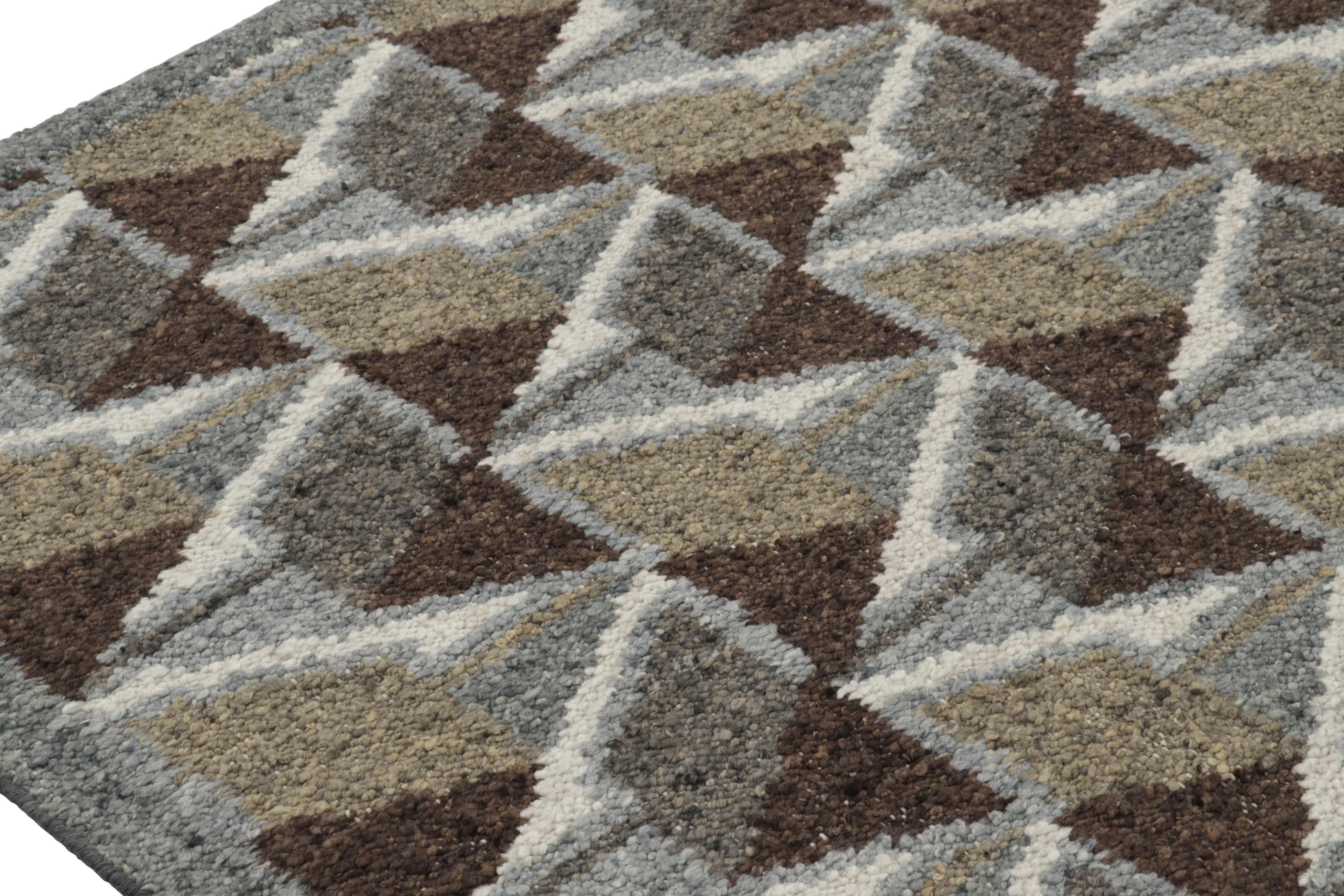 Rug & Kilim's Teppich im skandinavischen Stil in Braun mit geometrischen Chevron-Mustern (Skandinavische Moderne) im Angebot