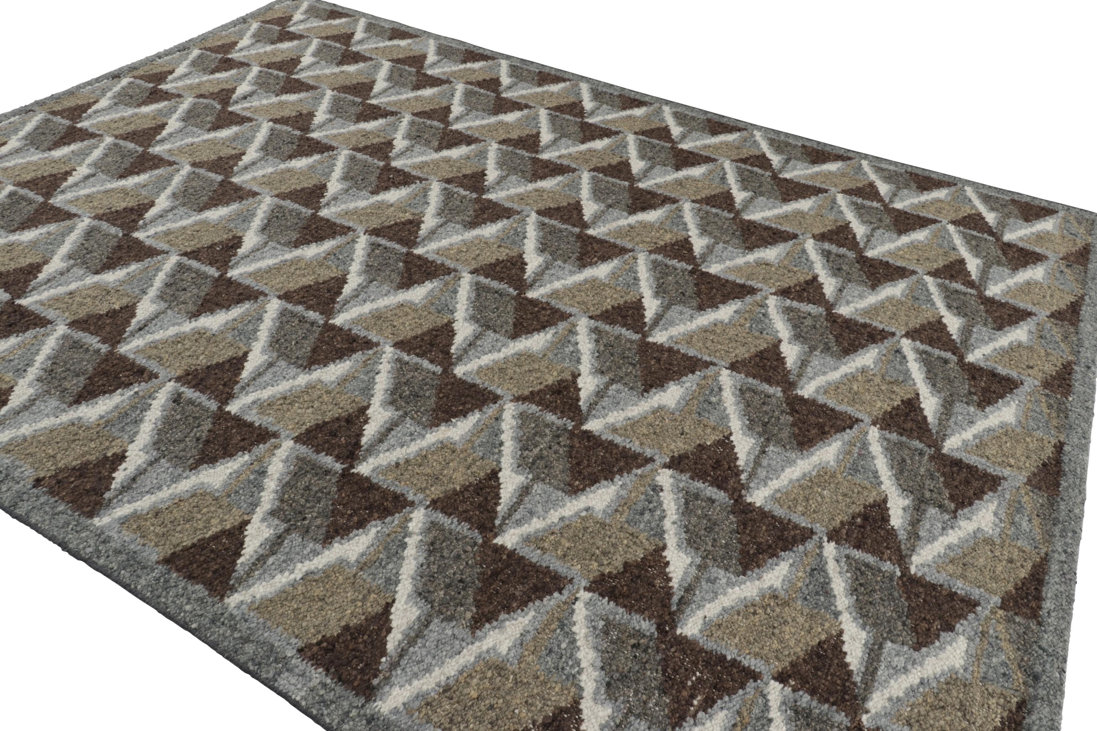 Rug & Kilim's Teppich im skandinavischen Stil in Braun mit geometrischen Chevron-Mustern (Indisch) im Angebot