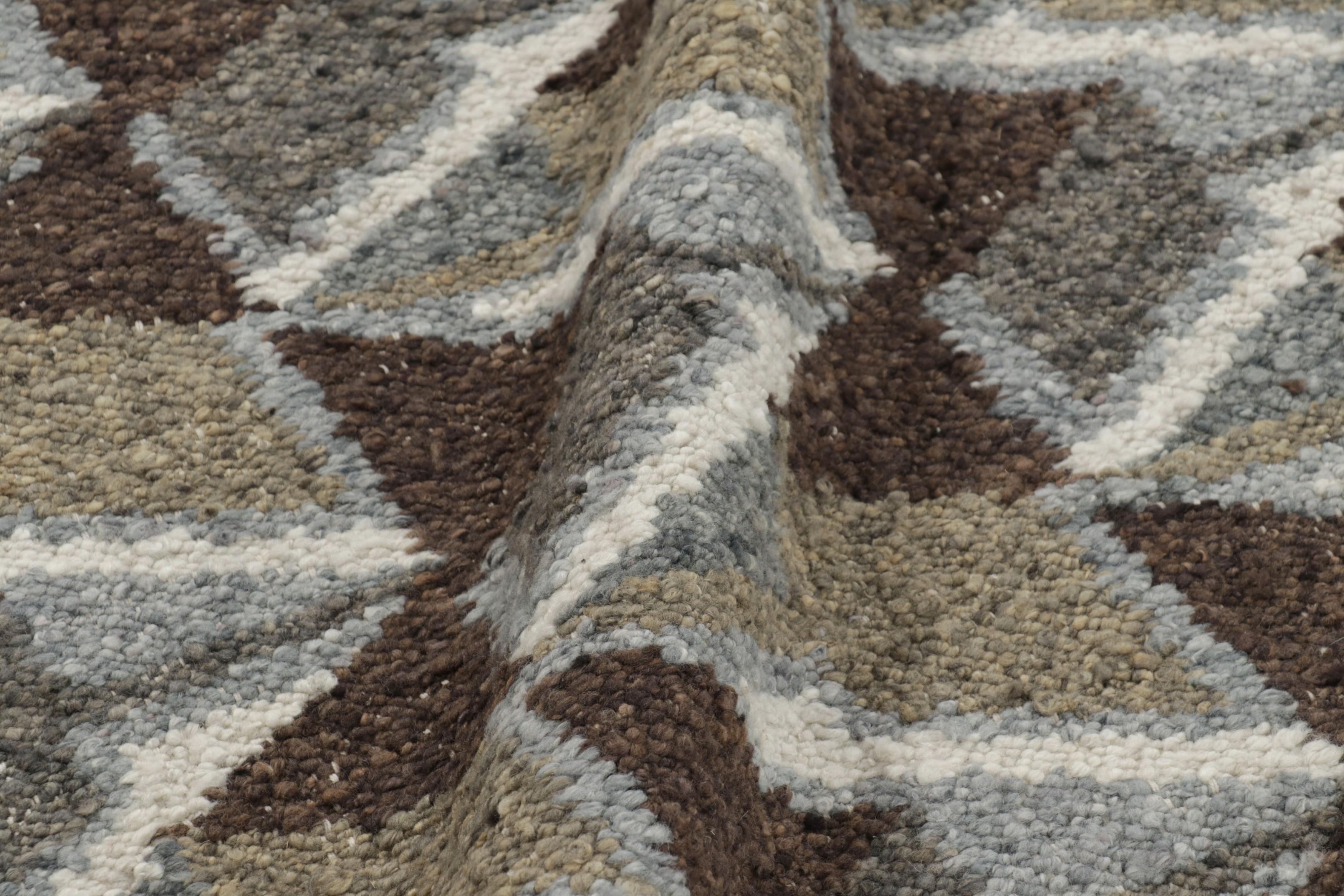 Rug & Kilim's Teppich im skandinavischen Stil in Braun mit geometrischen Chevron-Mustern (21. Jahrhundert und zeitgenössisch) im Angebot
