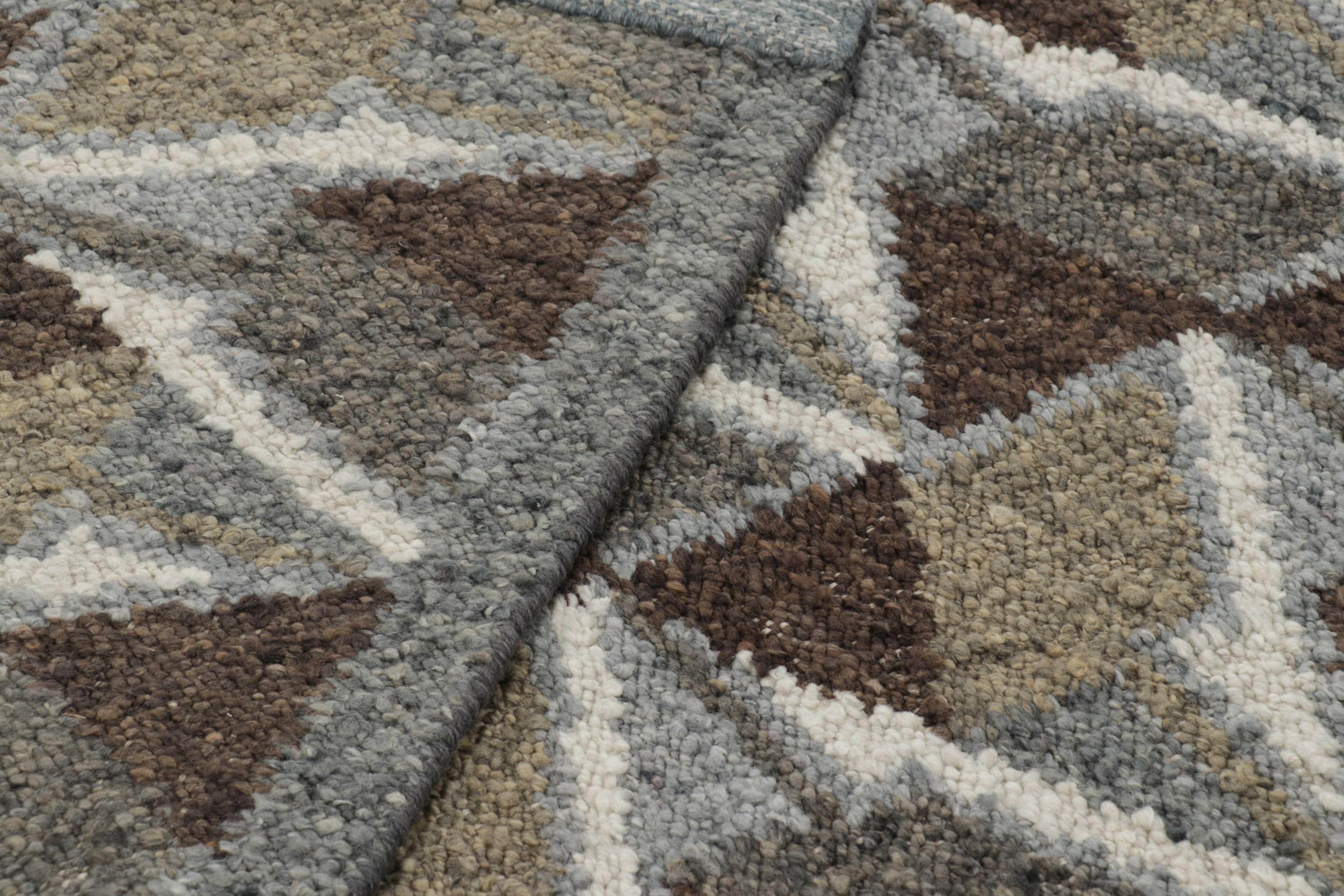Rug & Kilim's Teppich im skandinavischen Stil in Braun mit geometrischen Chevron-Mustern (Wolle) im Angebot