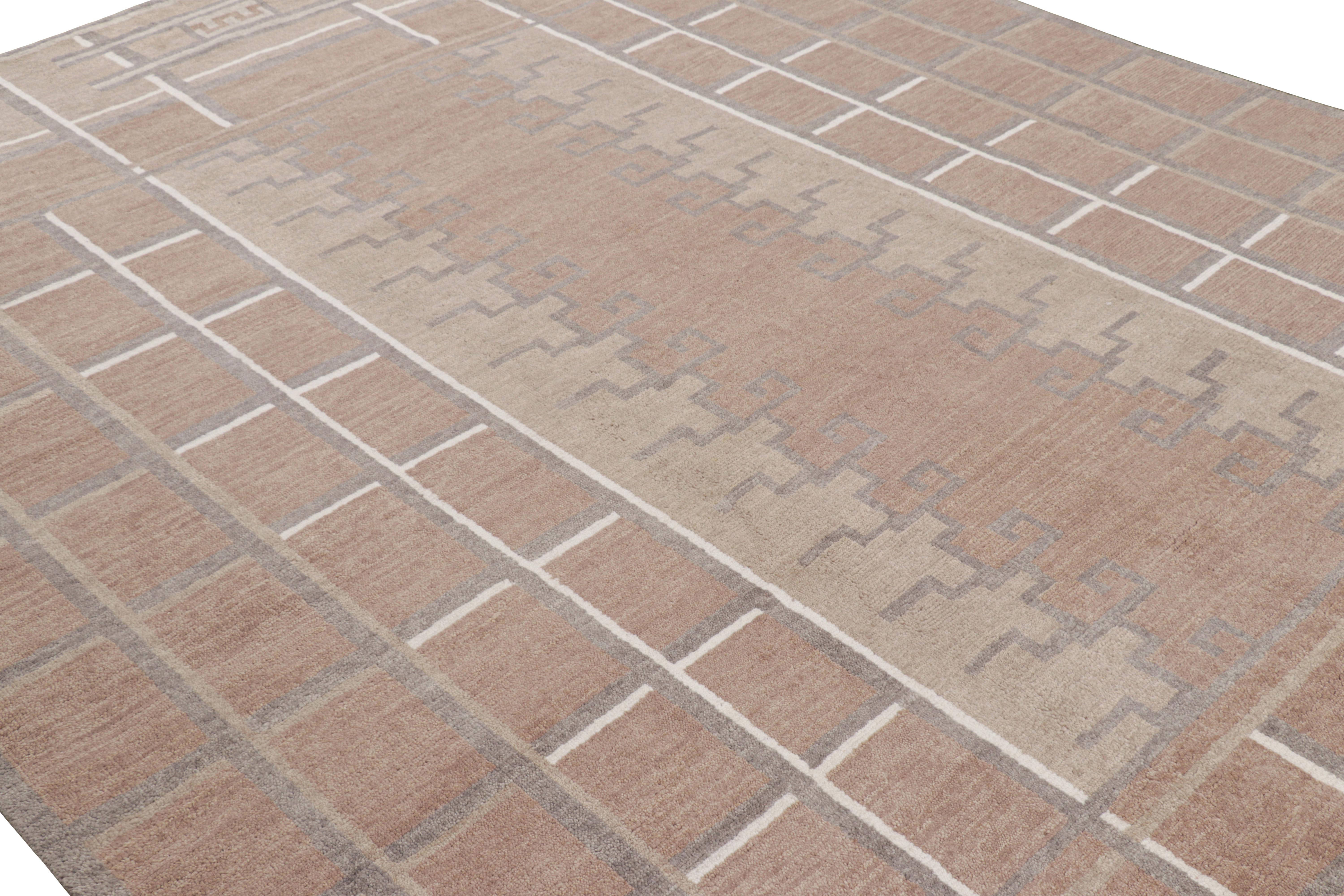 Dieser handgeknüpfte Wollteppich im Format 9×12 ist eine Neuheit in der preisgekrönten Scandinavian Collection'S von Rug & Kilim, deren geometrische Muster von der minimalistischen schwedischen Ästhetik inspiriert sind. 

Über das Design: