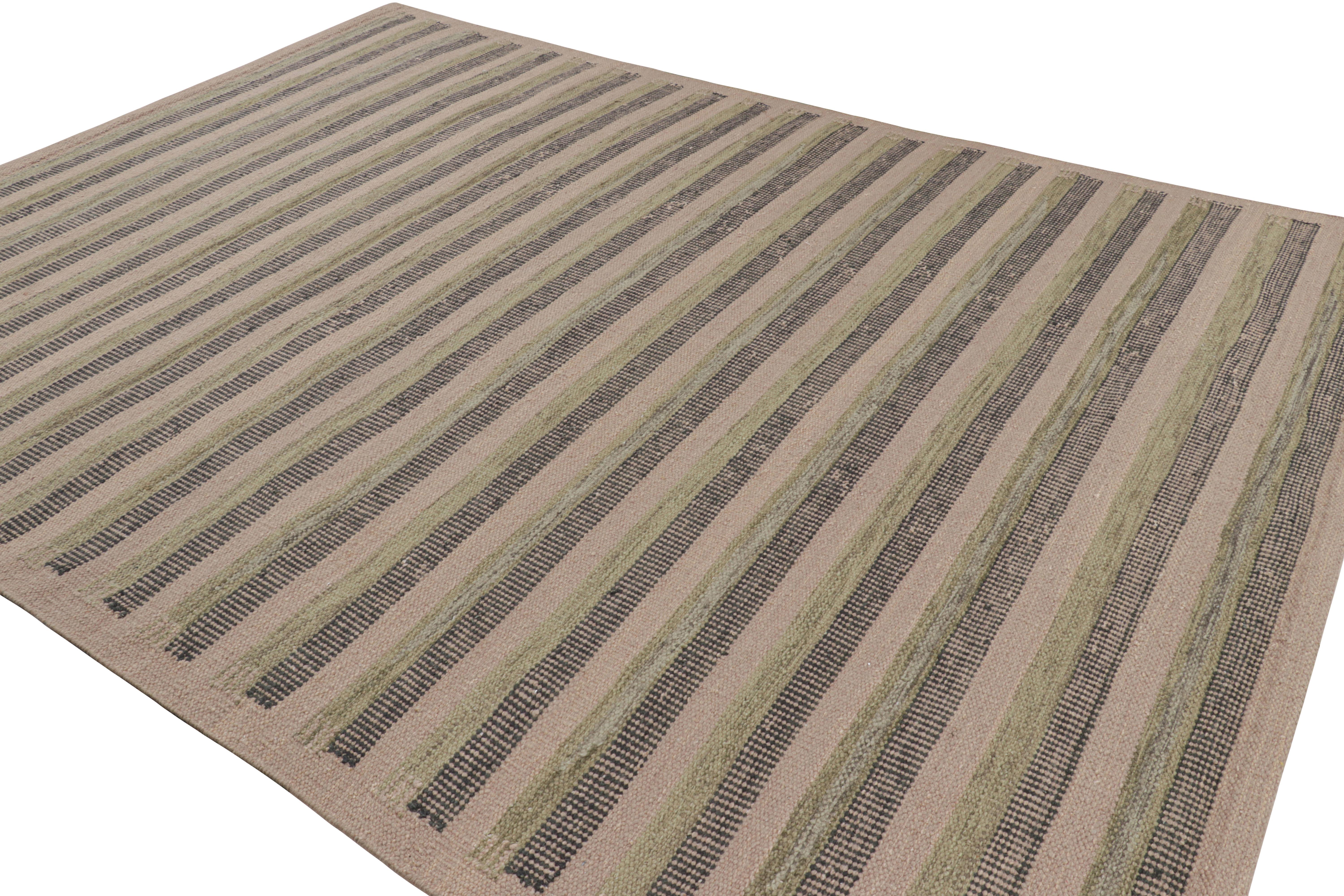 Tessuto a mano Rug & Kilim è un tappeto in stile scandinavo in marrone con strisce verdi e nere in vendita