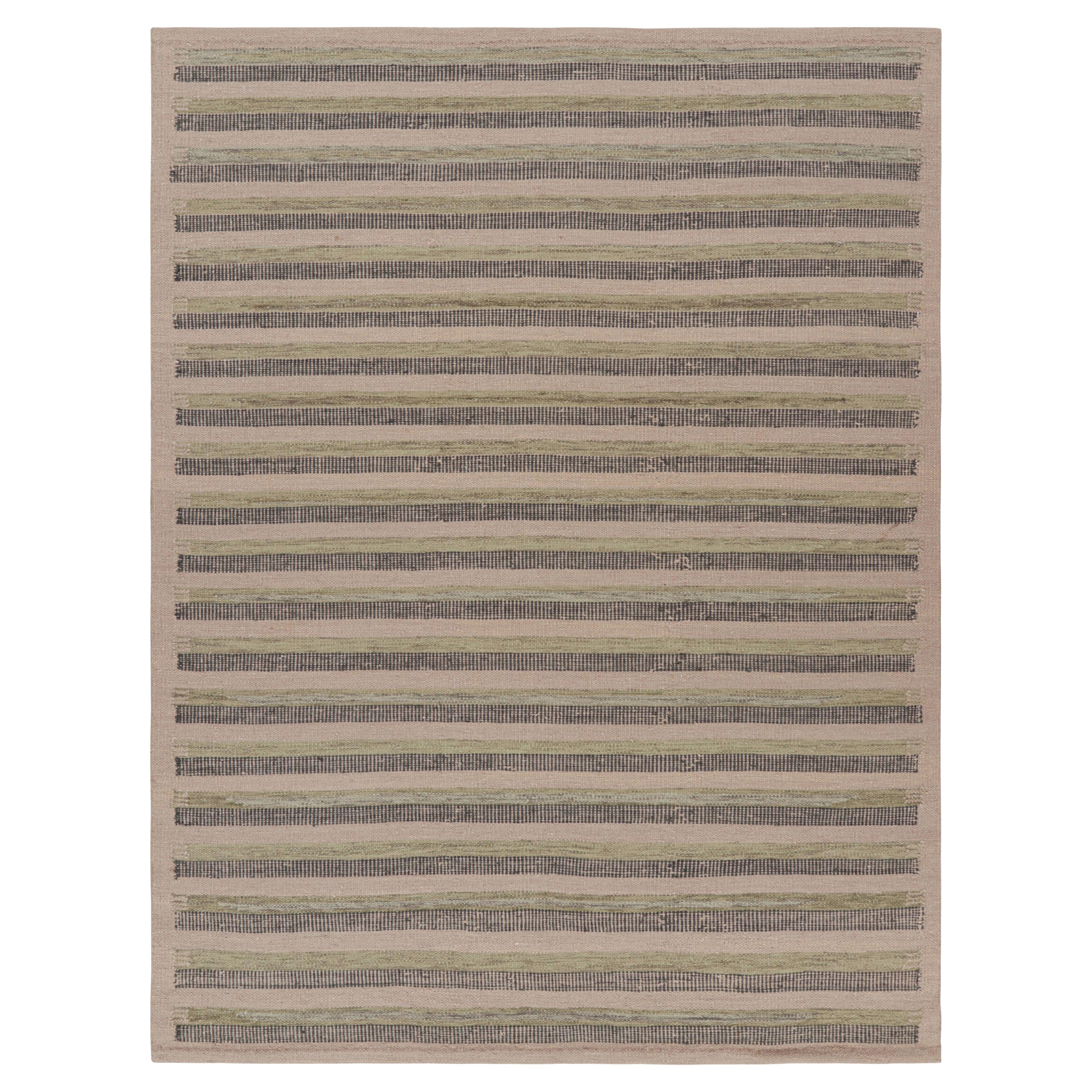 Rug & Kilim è un tappeto in stile scandinavo in marrone con strisce verdi e nere