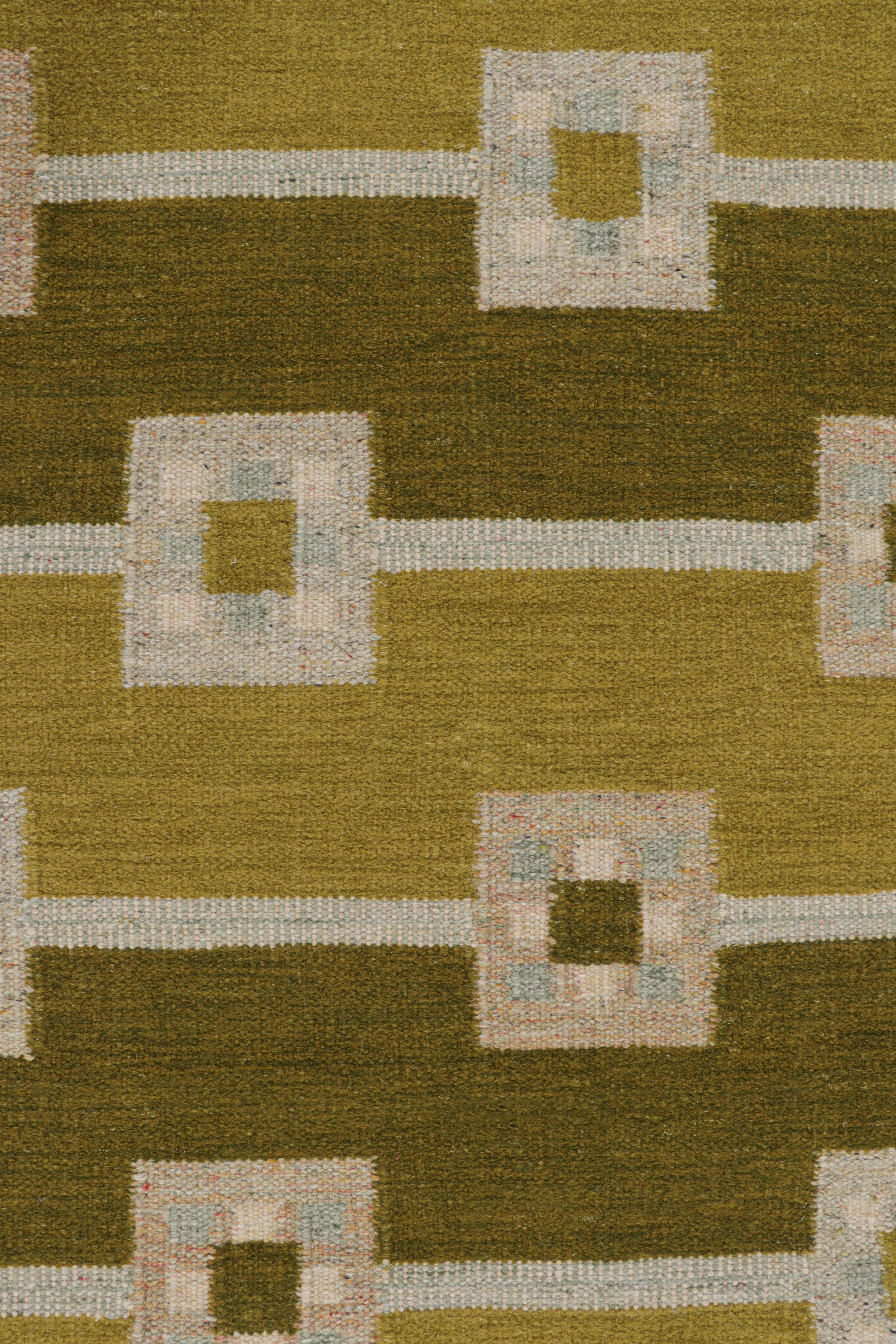 Moderne Rug & Kilim's Scandinavian Style Rug in Chartreuse Green with Geometric Patterns (tapis de style scandinave en vert chartreuse avec motifs géométriques) en vente