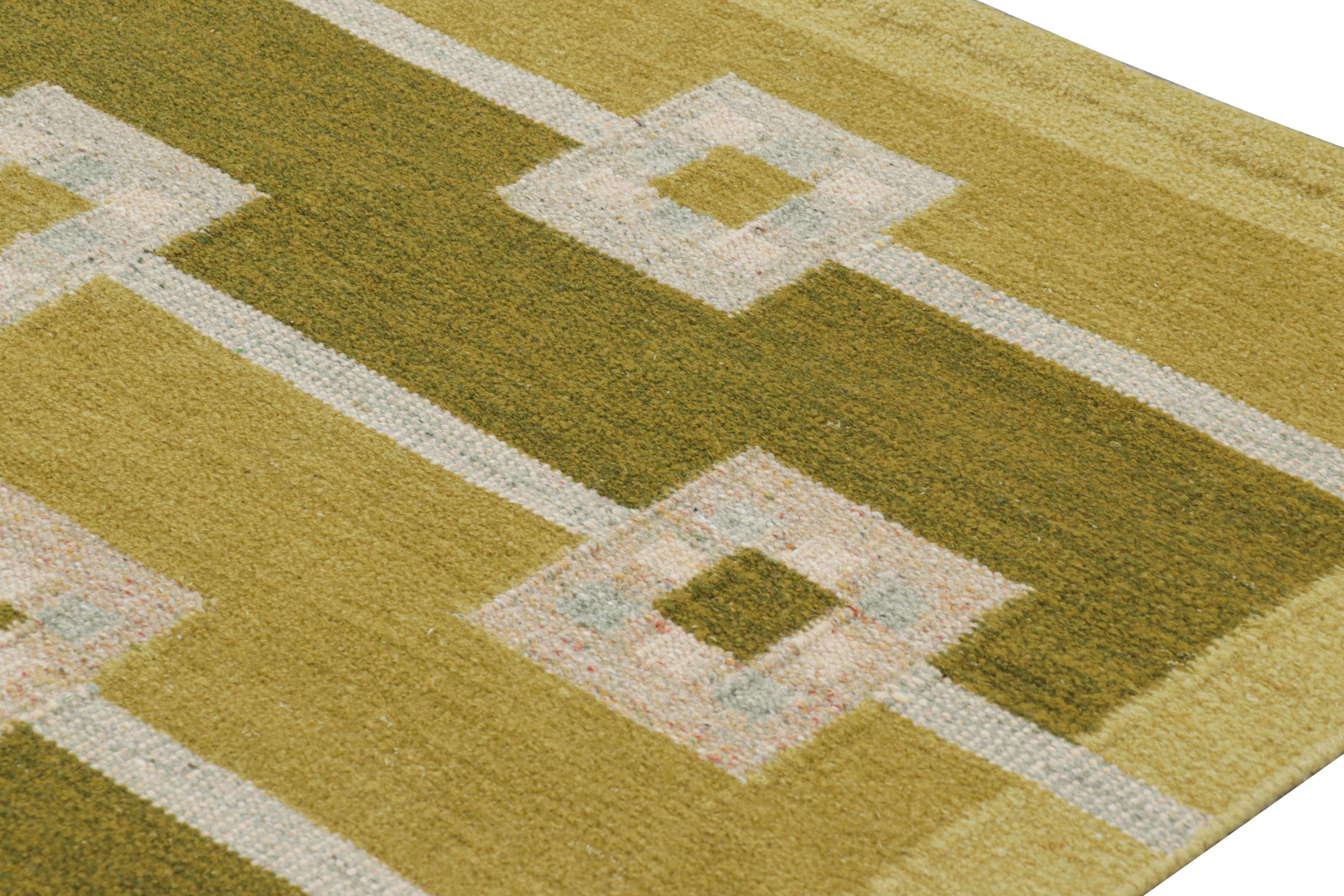 Moderne Rug & Kilim's Scandinavian Style Rug In Chartreuse Green with Geometric Patterns (tapis de style scandinave en vert chartreuse avec motifs géométriques) en vente