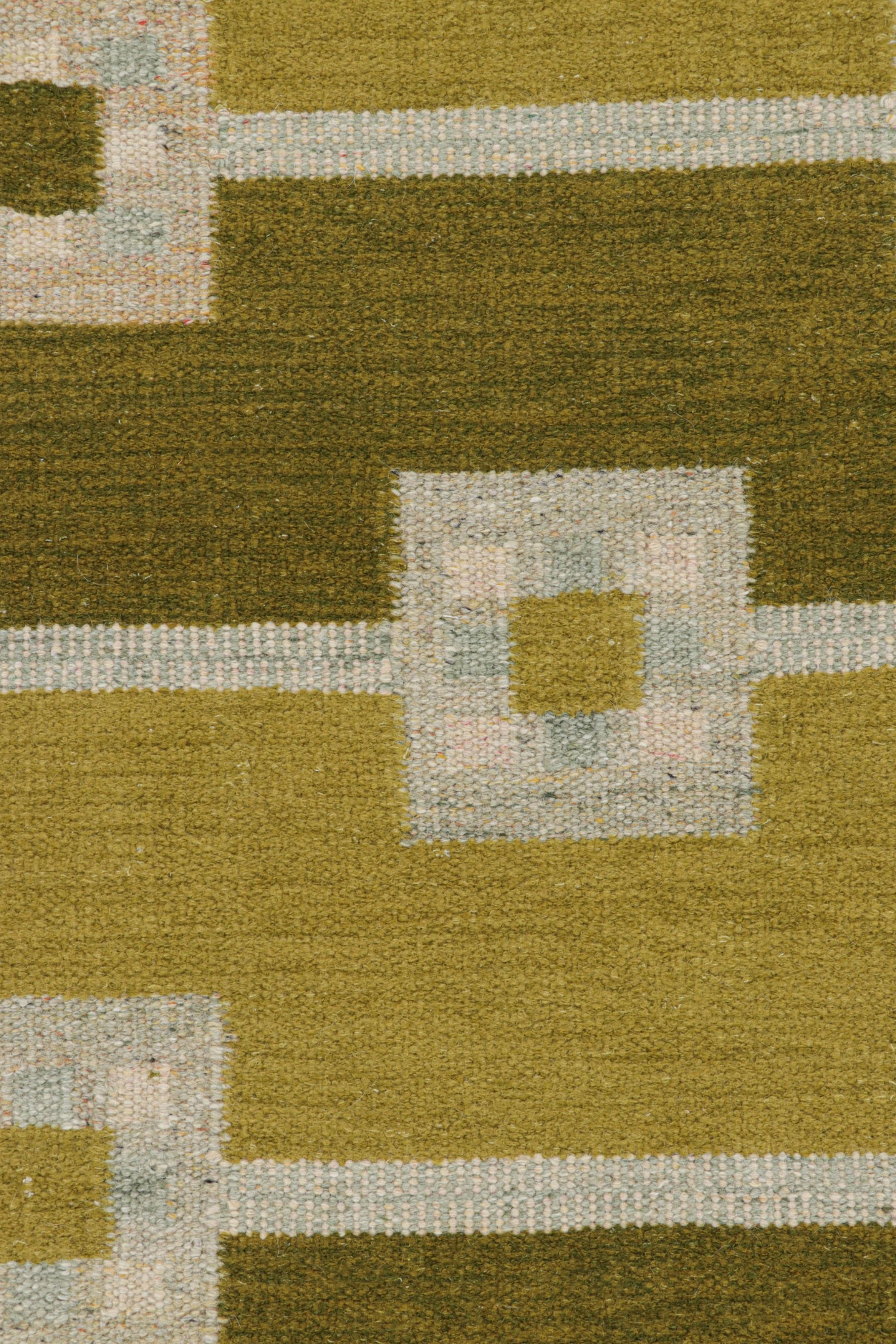 Rug & Kilim's Scandinavian Style Rug In Chartreuse Green with Geometric Patterns (tapis de style scandinave en vert chartreuse avec motifs géométriques) Neuf - En vente à Long Island City, NY