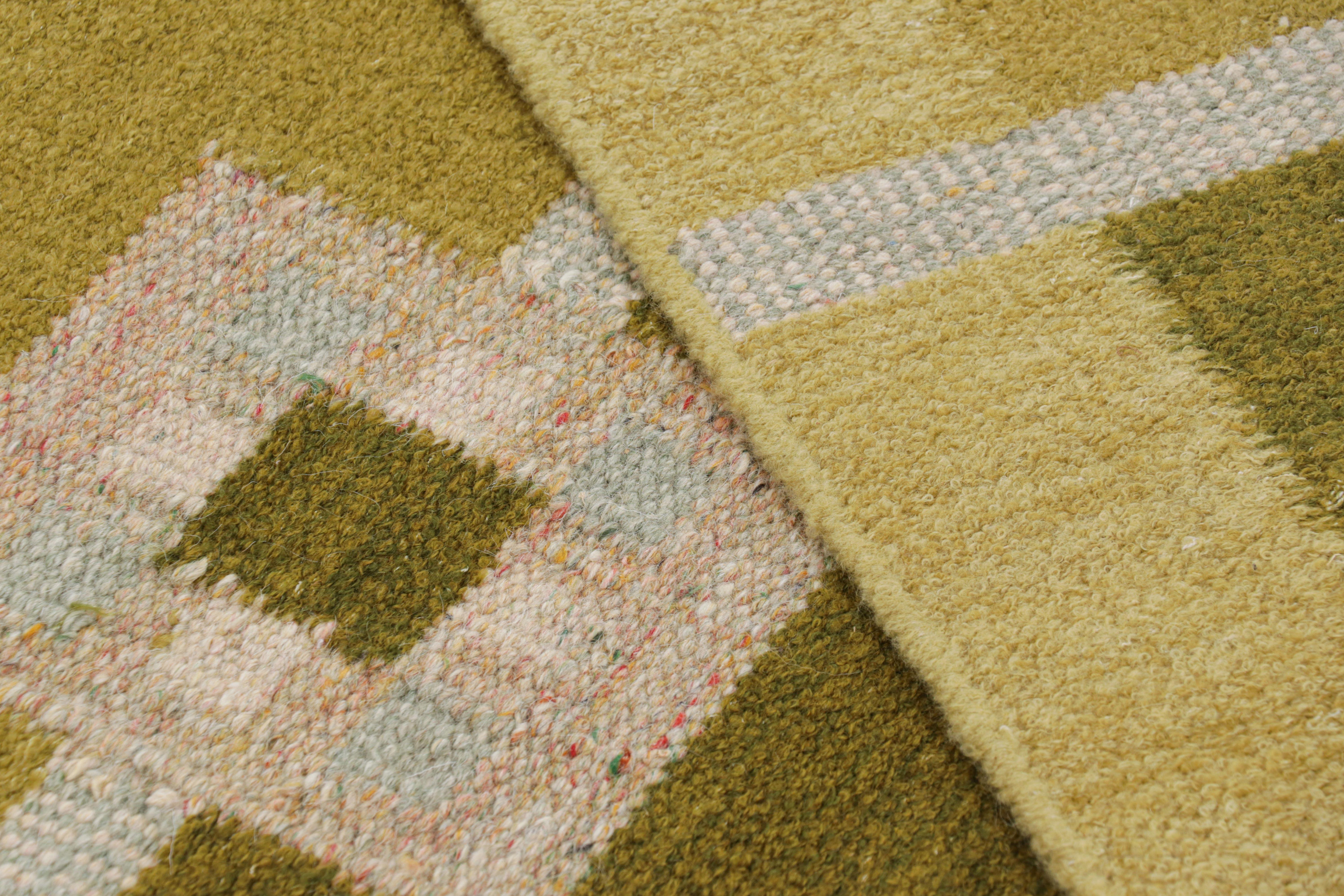 Rug & Kilim's Teppich im skandinavischen Stil in Chartreuse Grün mit geometrischen Mustern (21. Jahrhundert und zeitgenössisch) im Angebot