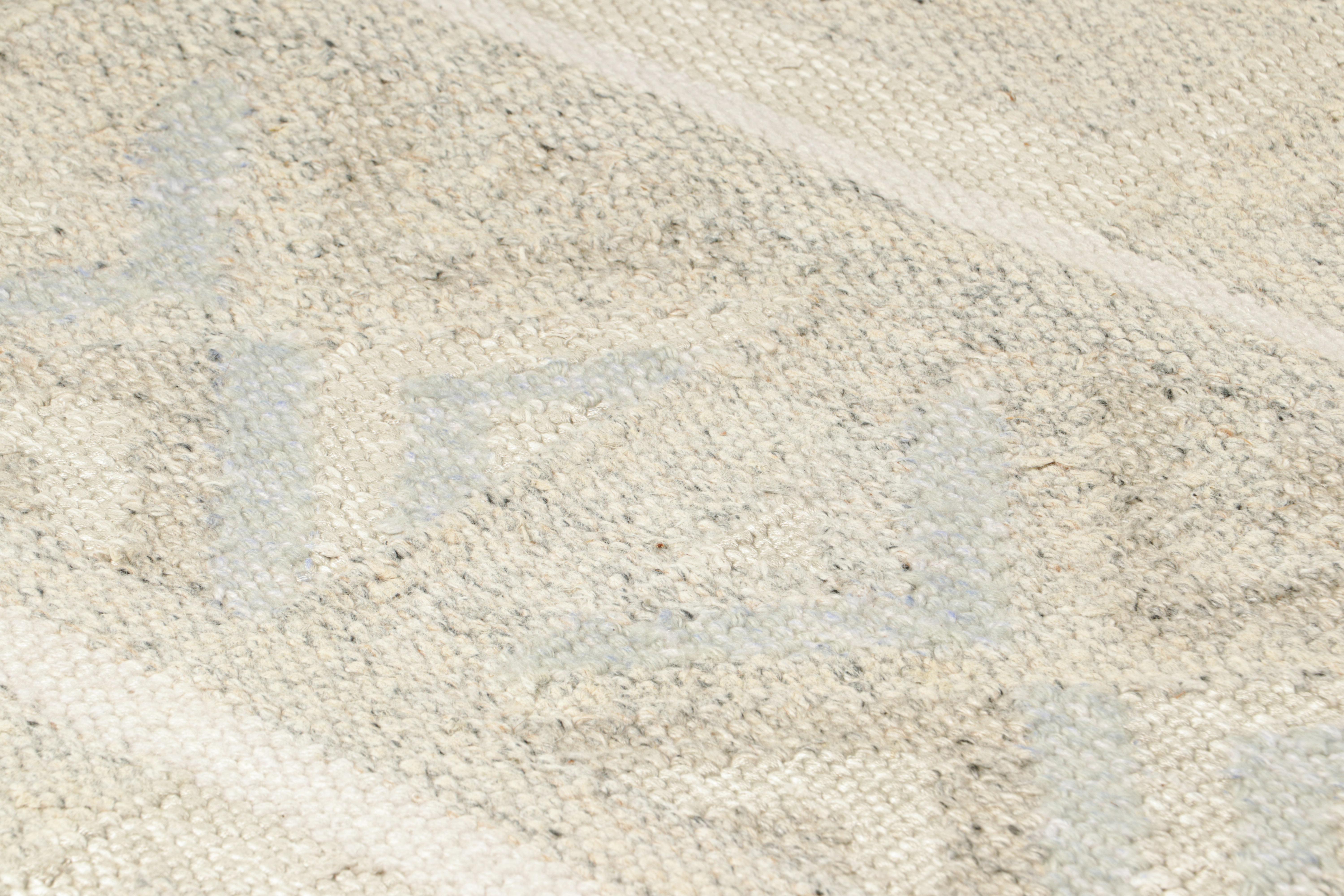 Ce tapis suédois 3x5 est un nouvel ajout audacieux à la collection scandinave de Rug & Kilim. Tissé à la main dans un tissage plat en laine avec également des fils naturels non teints, son design s'inspire des modèles minimalistes suédois.

Sur le