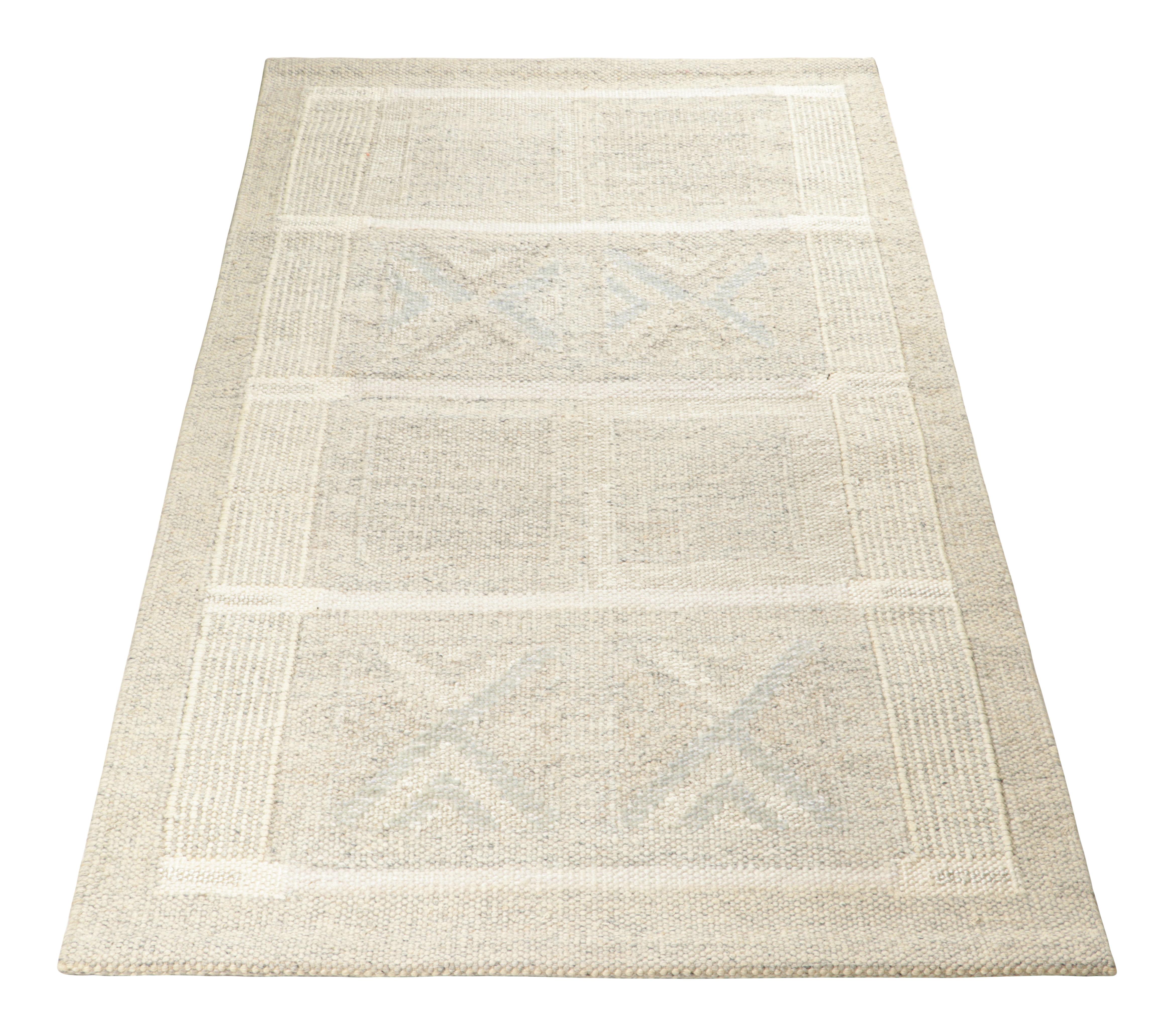Noué à la main Rug & Kilim's Scandinavian Style Rug in Cream and Beige with Geometric Patterns (tapis de style scandinave à motifs géométriques) en vente