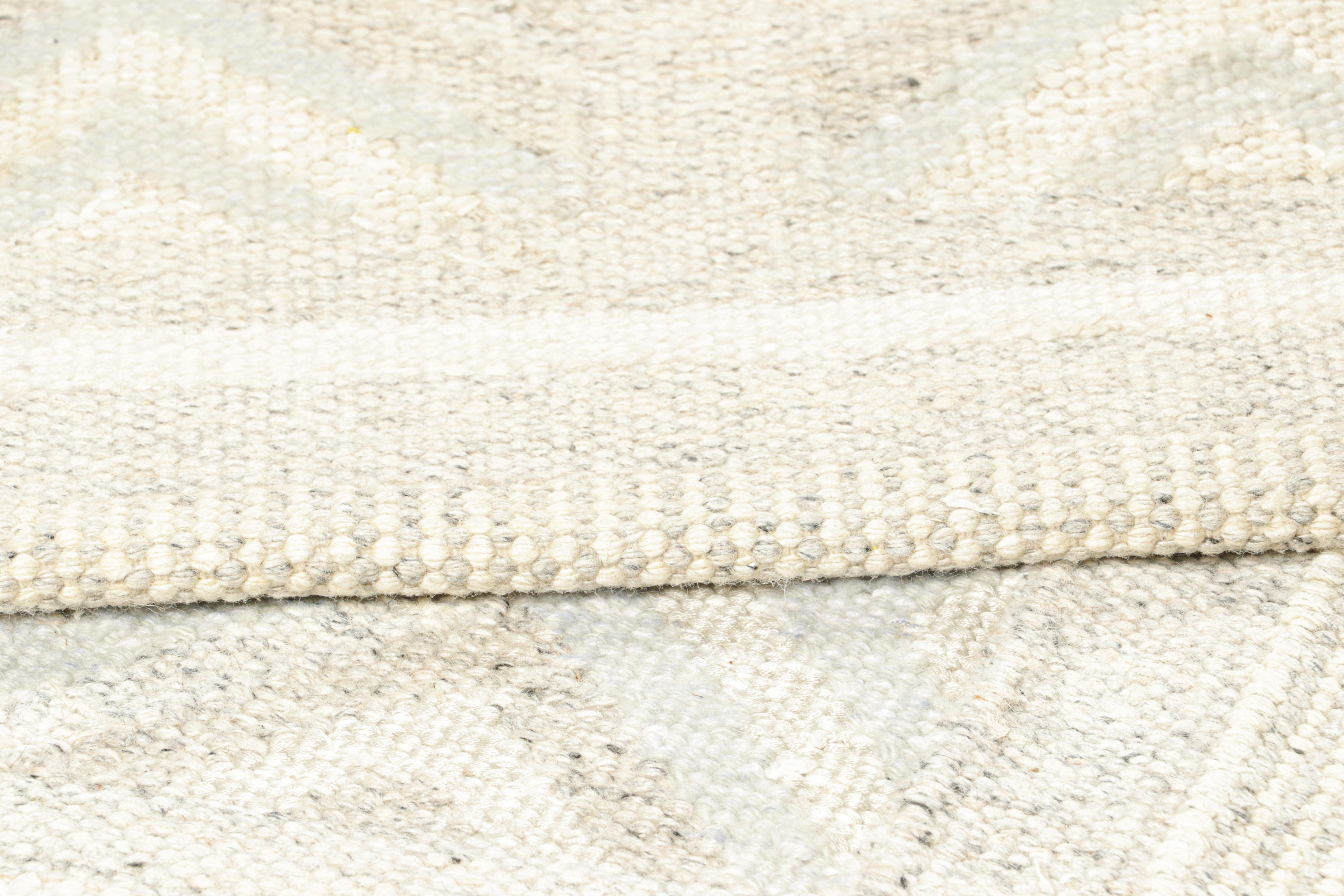 XXIe siècle et contemporain Rug & Kilim's Scandinavian Style Rug in Cream and Beige with Geometric Patterns (tapis de style scandinave à motifs géométriques) en vente