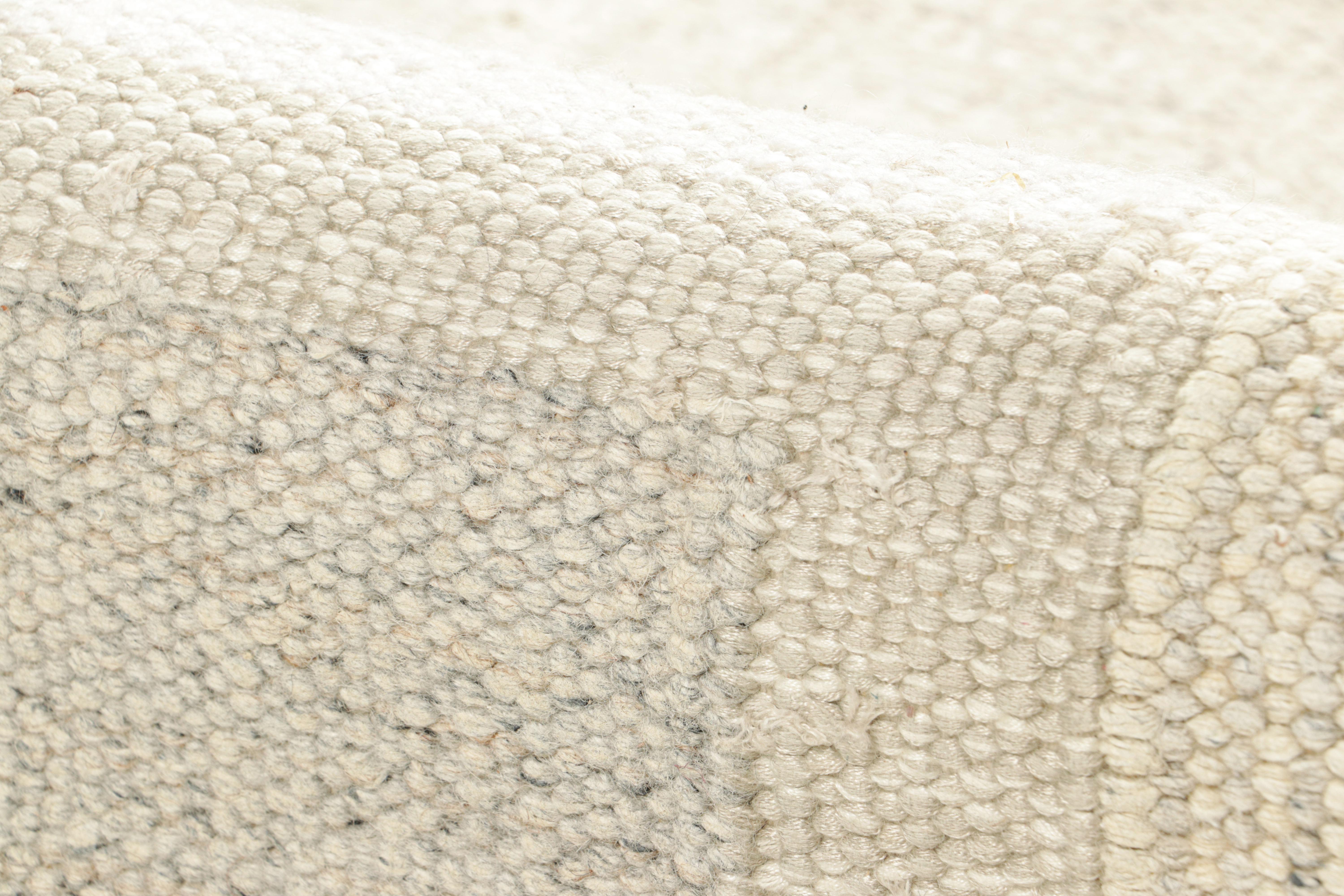 Laine Rug & Kilim's Scandinavian Style Rug in Cream and Beige with Geometric Patterns (tapis de style scandinave à motifs géométriques) en vente