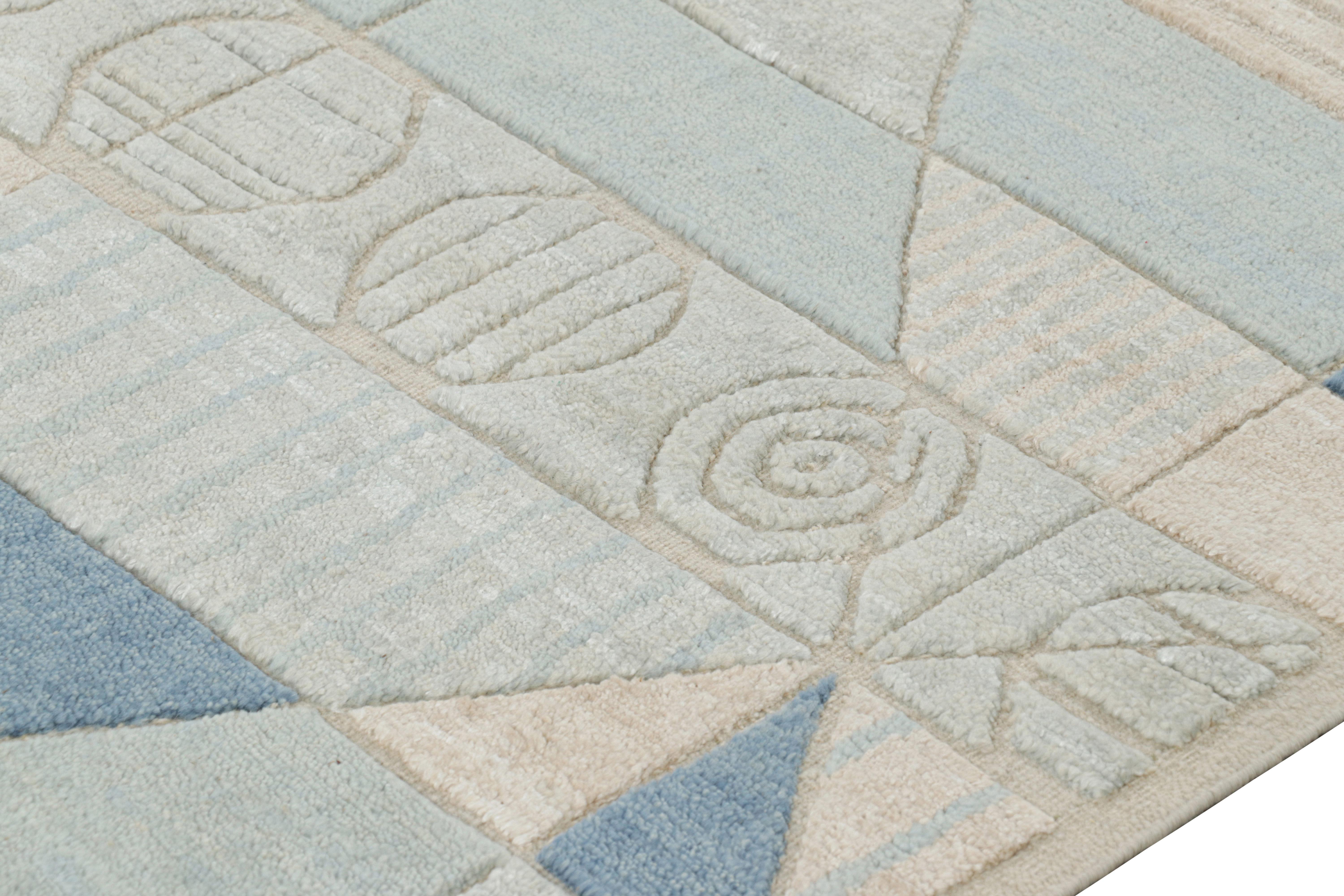 Rug & Kilim's Teppich im skandinavischen Stil in Creme und Blau mit geometrischem Hoch-Tief-Muster (Moderne) im Angebot