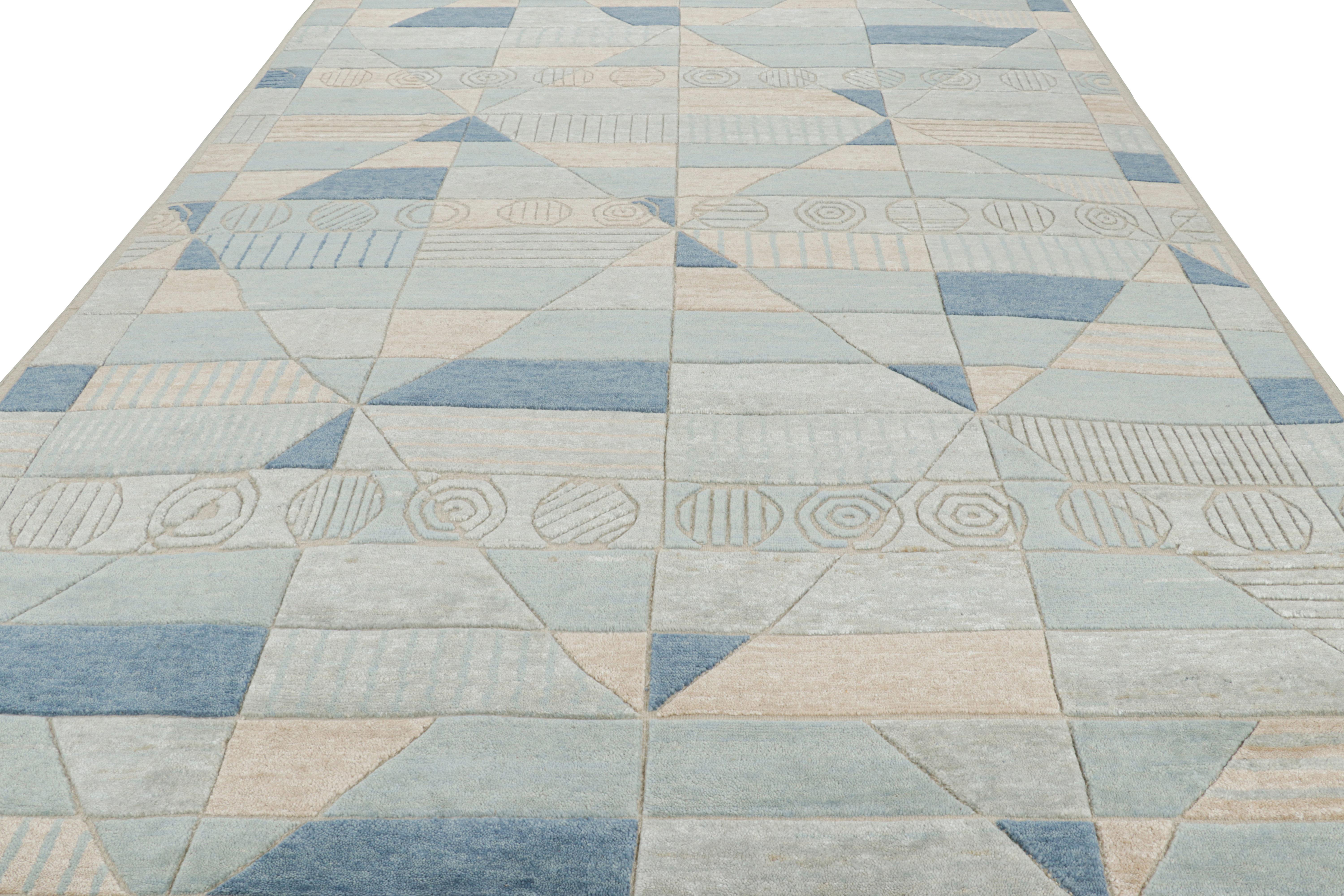 Rug & Kilim's Teppich im skandinavischen Stil in Creme und Blau mit geometrischem Hoch-Tief-Muster (Indisch) im Angebot