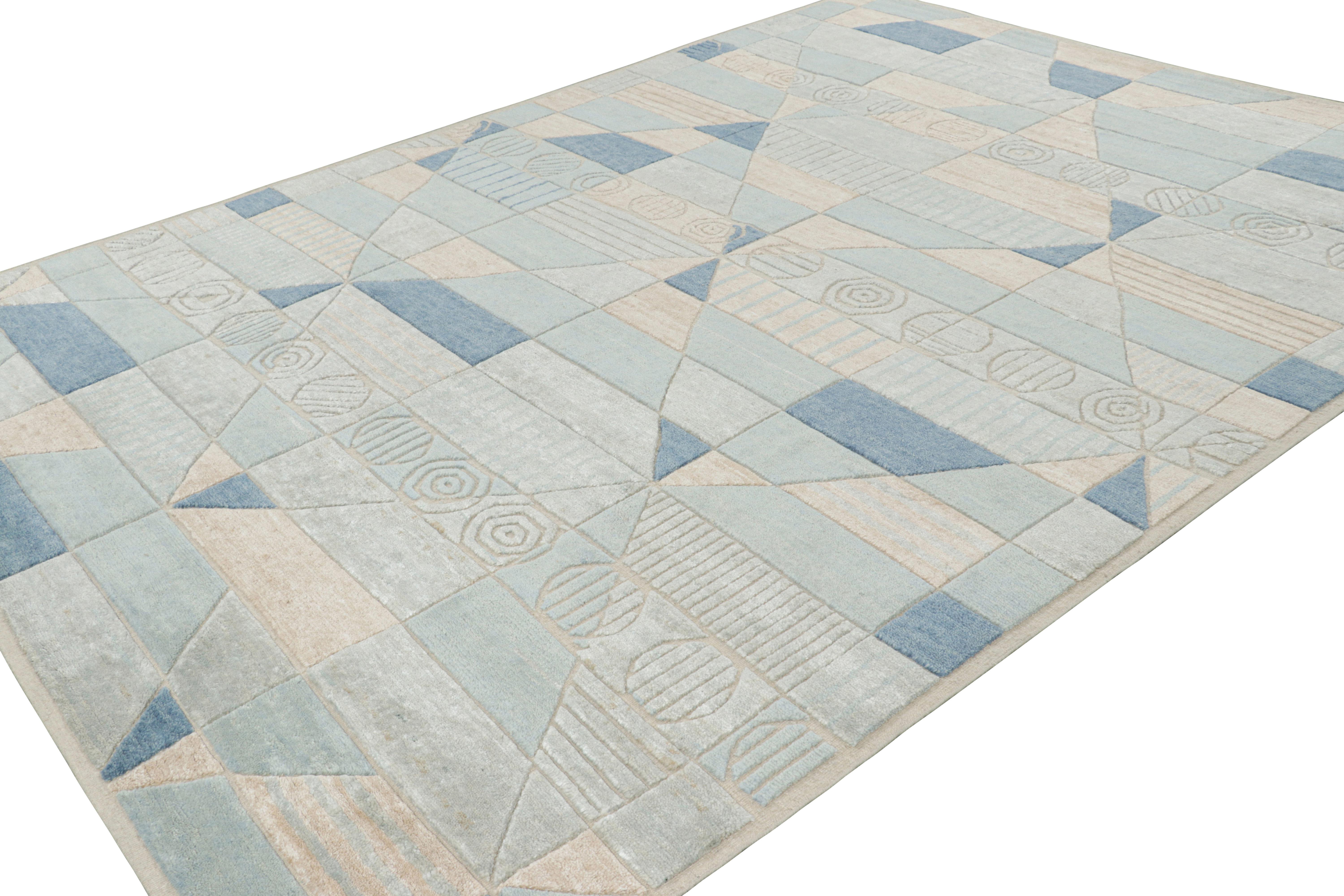 Annodato a mano Rug & Kilim è un tappeto in stile scandinavo con motivi geometrici alti e bassi color crema e blu. in vendita