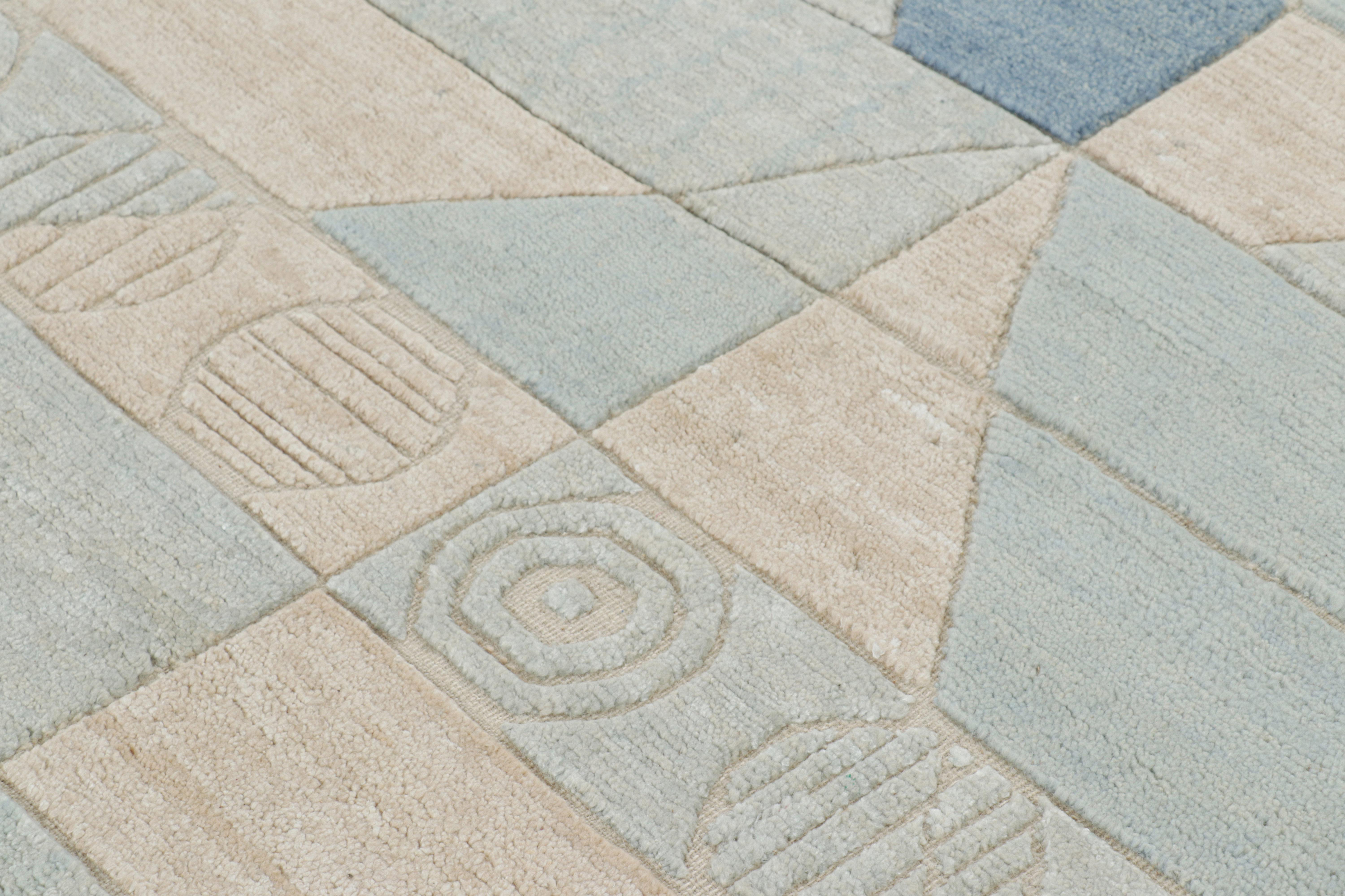 Rug & Kilim's Teppich im skandinavischen Stil in Creme und Blau mit geometrischem Hoch-Tief-Muster im Zustand „Neu“ im Angebot in Long Island City, NY