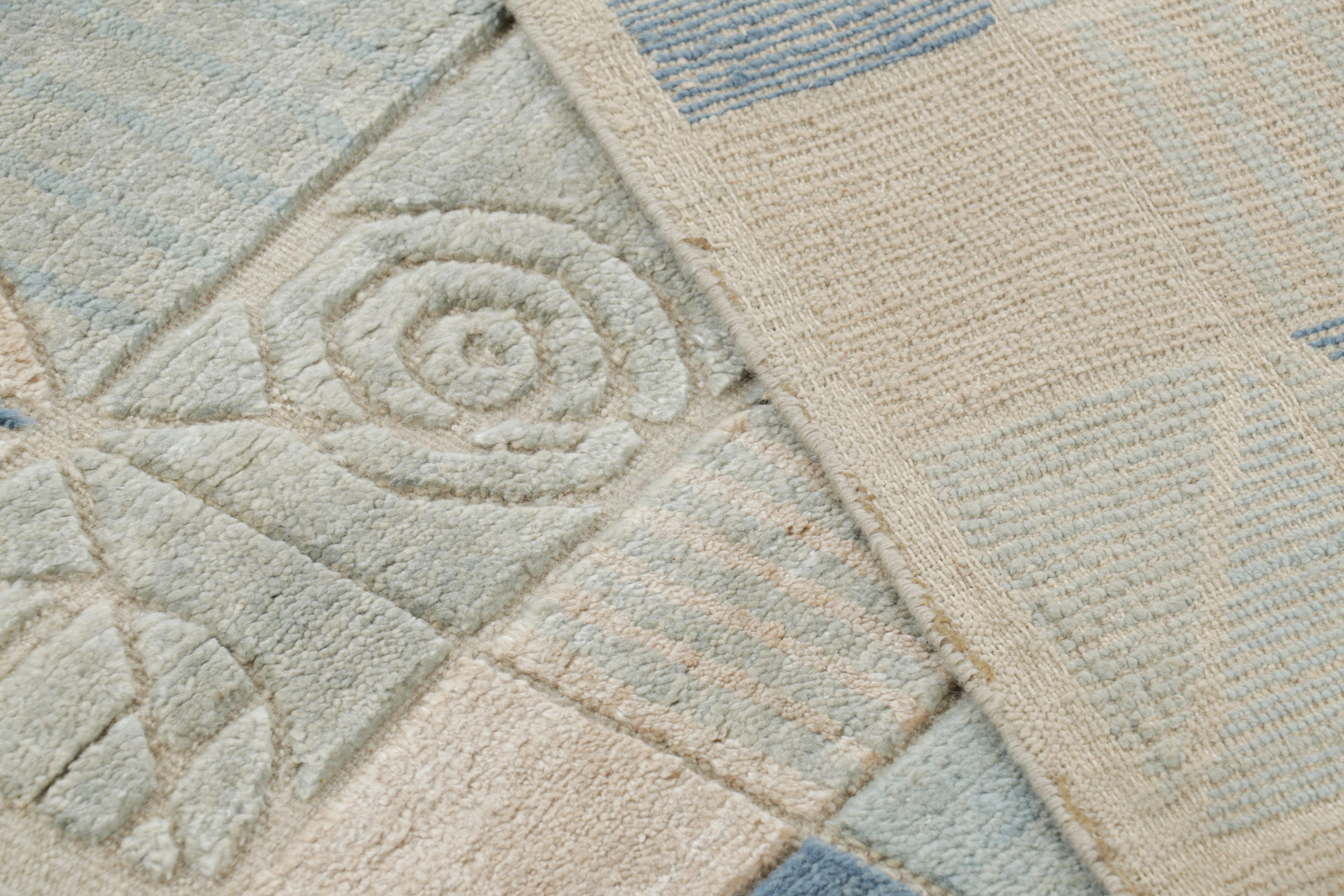 Rug & Kilim's Teppich im skandinavischen Stil in Creme und Blau mit geometrischem Hoch-Tief-Muster (21. Jahrhundert und zeitgenössisch) im Angebot