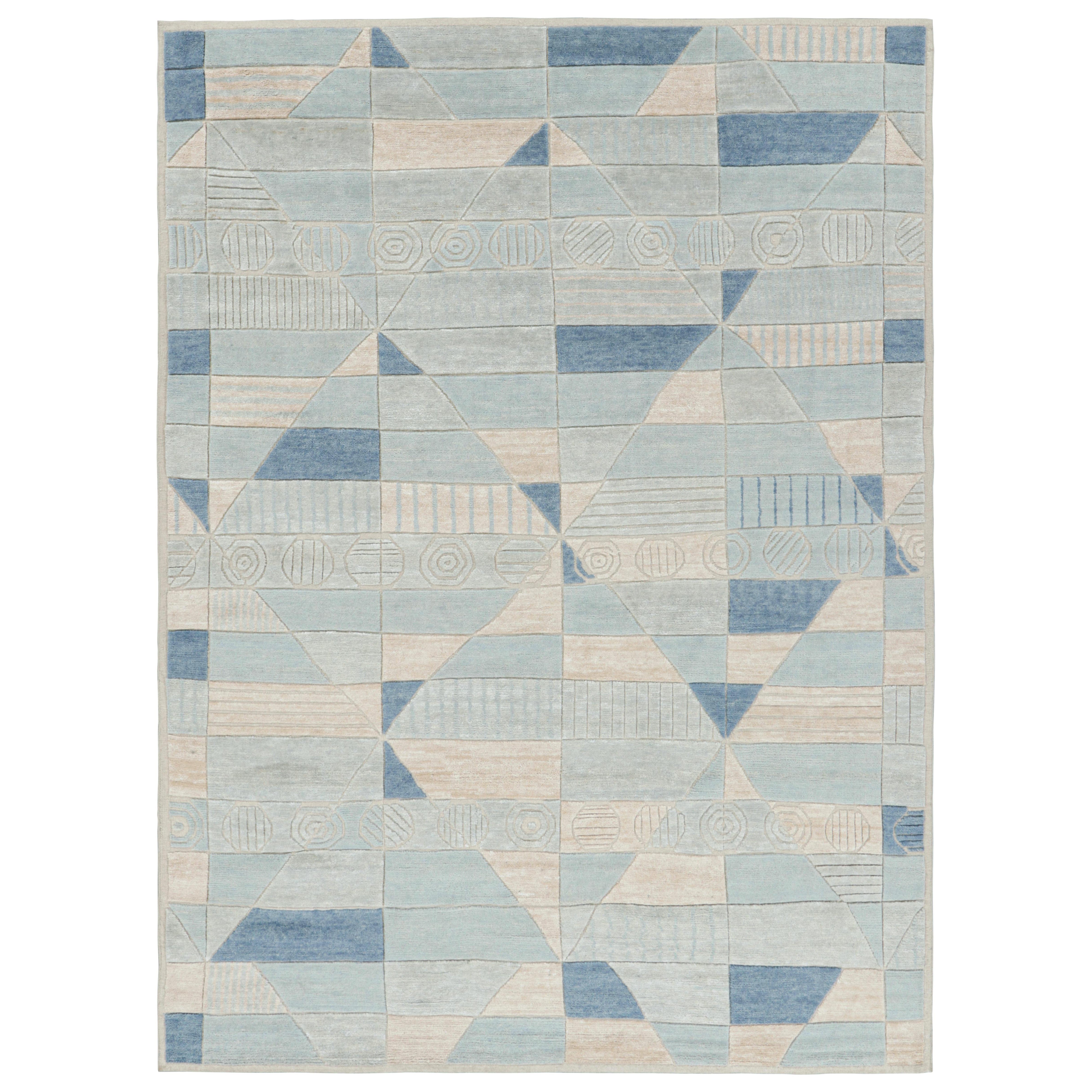 Rug & Kilim è un tappeto in stile scandinavo con motivi geometrici alti e bassi color crema e blu.