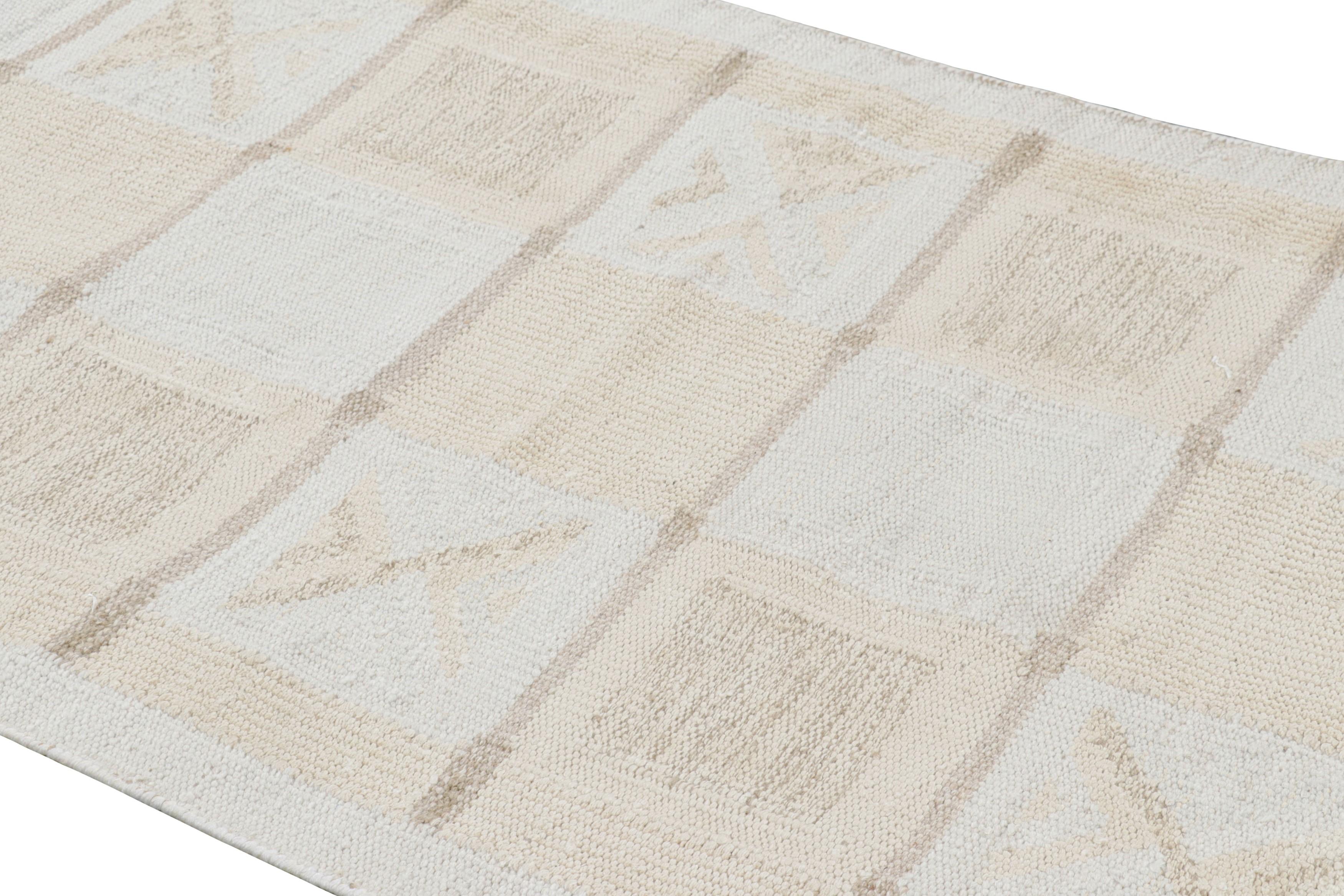 Realizzato in lana intrecciata a mano, questo tappeto 4x6 è un'entusiasmante novità della collezione di tappeti scandinavi di Rug & Kilim: una rivisitazione contemporanea del minimalismo svedese e dei tappeti e tessuti vintage delle tradizioni