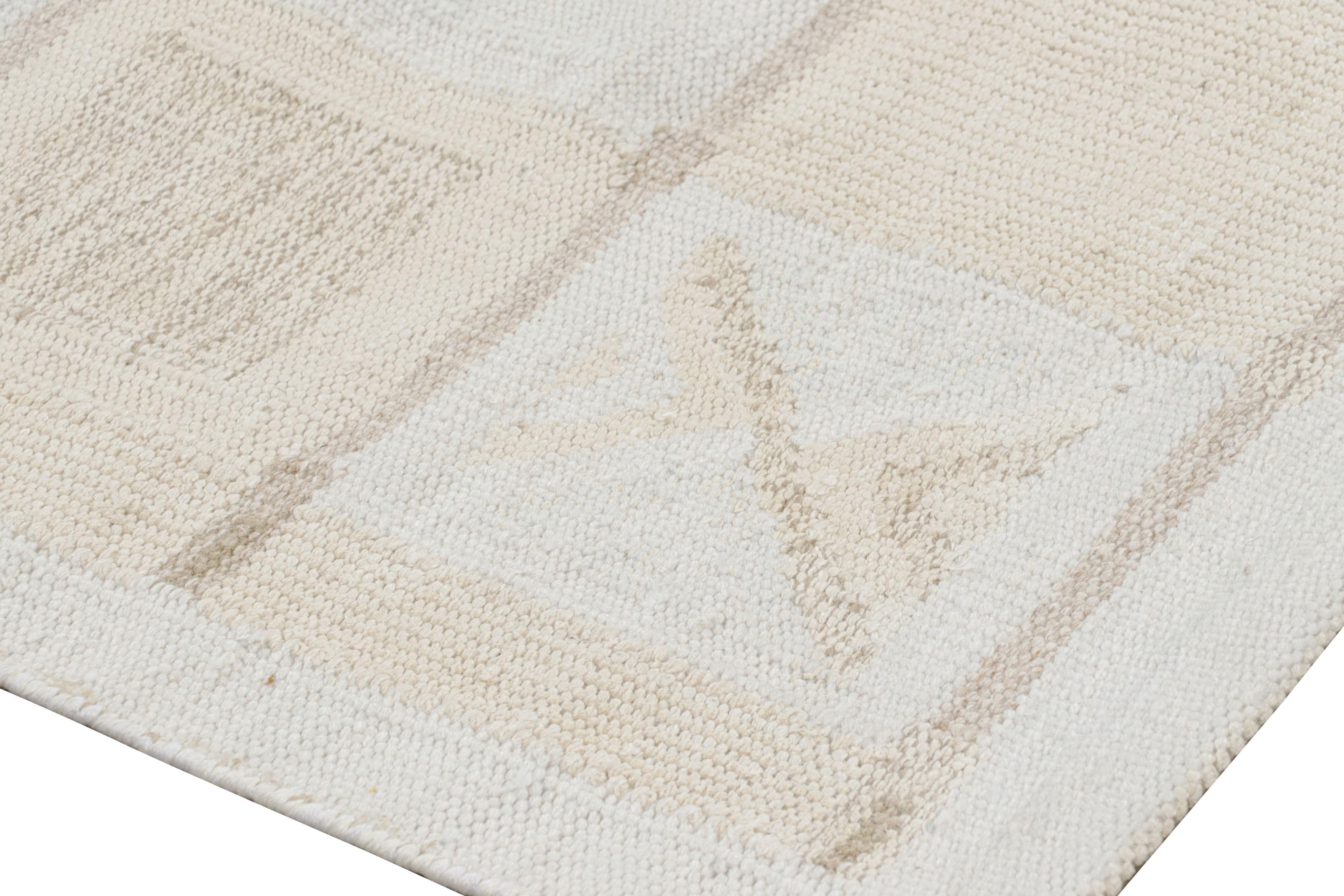 Moderno Rug & Kilim è un tappeto in stile scandinavo di colore crema, bianco e beige con motivi geometrici. in vendita