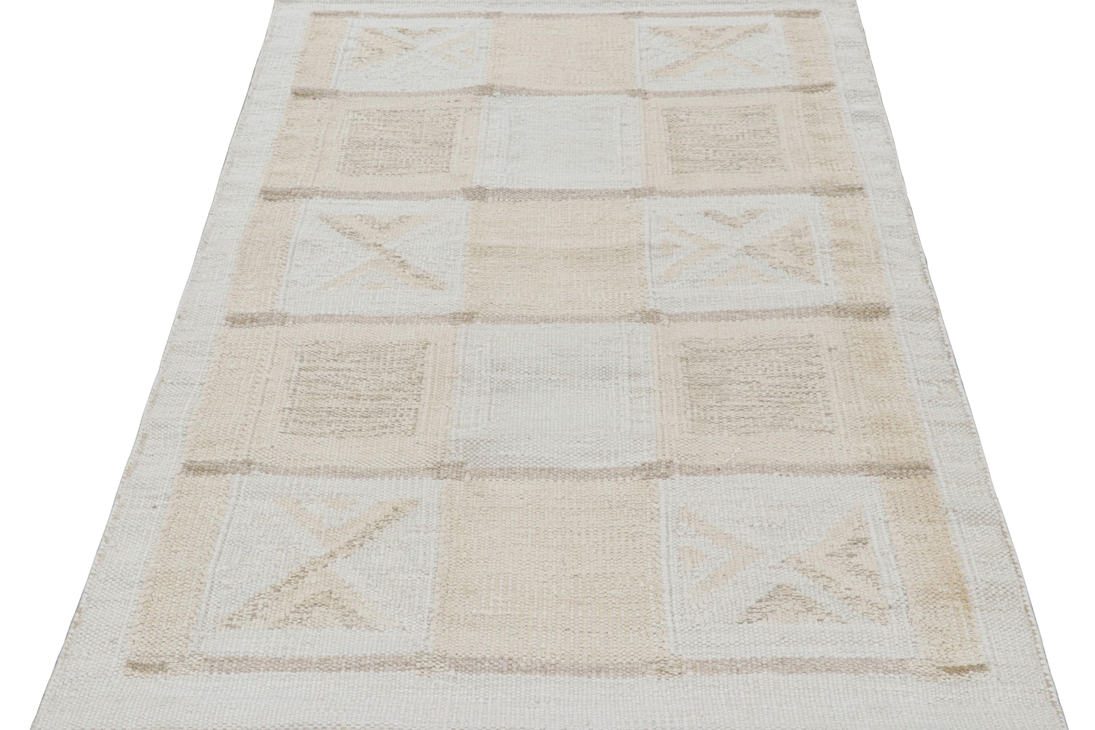 Rug & Kilim's Teppich im skandinavischen Stil in Creme-Weiß-Beige mit geometrischem Muster (Indisch) im Angebot