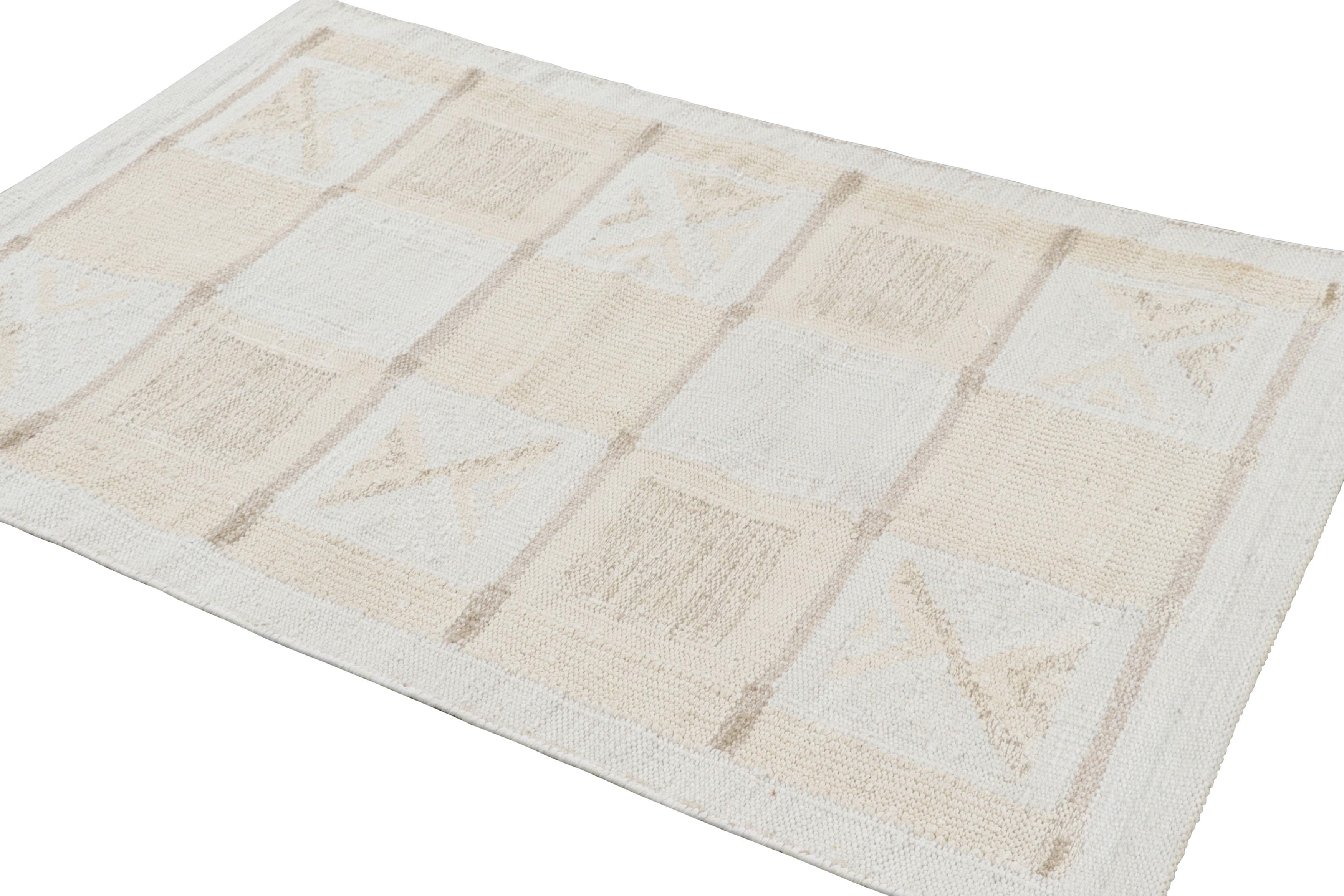 Tessuto a mano Rug & Kilim è un tappeto in stile scandinavo di colore crema, bianco e beige con motivi geometrici. in vendita