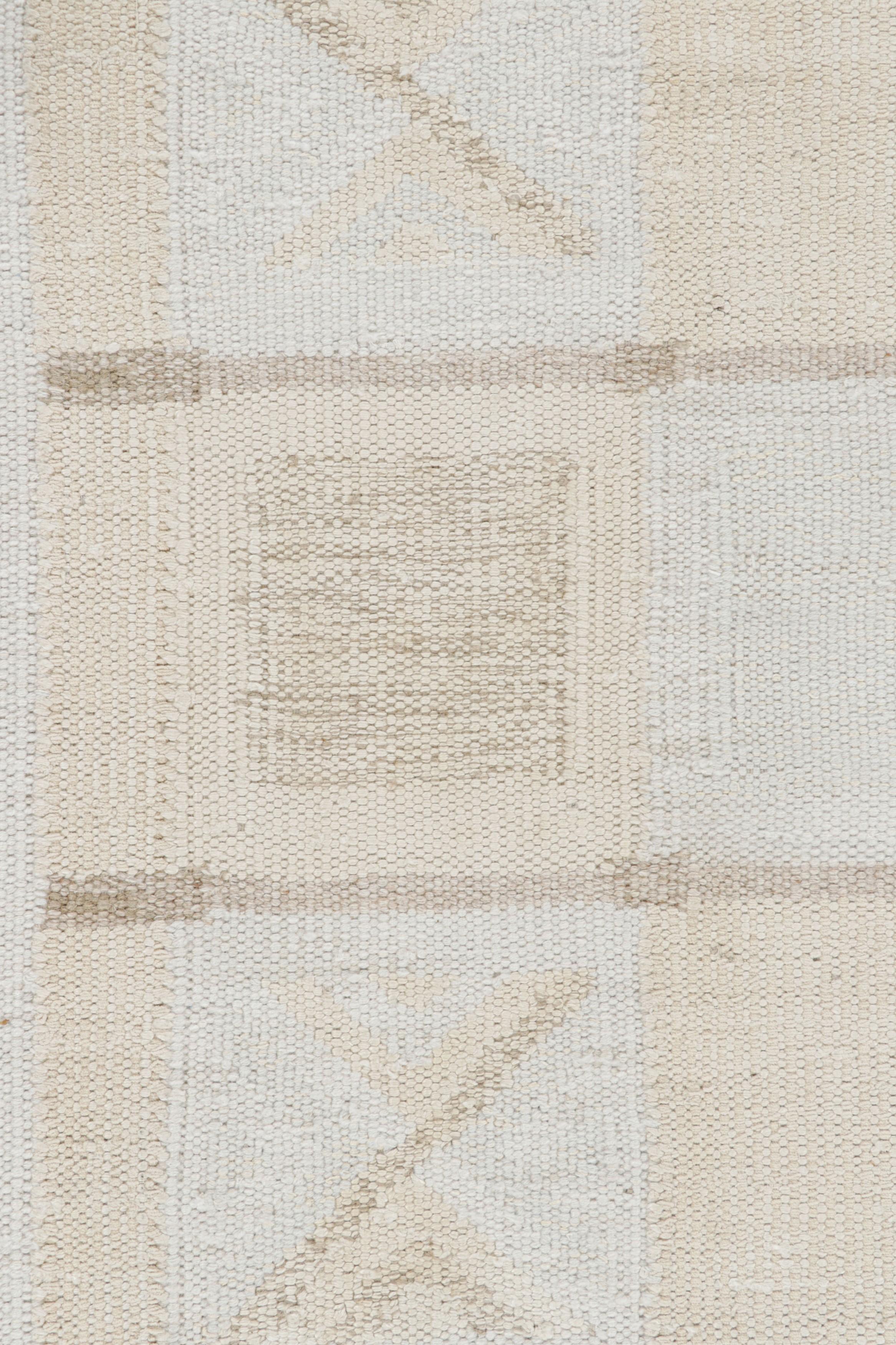 Rug & Kilim's Teppich im skandinavischen Stil in Creme-Weiß-Beige mit geometrischem Muster im Zustand „Neu“ im Angebot in Long Island City, NY