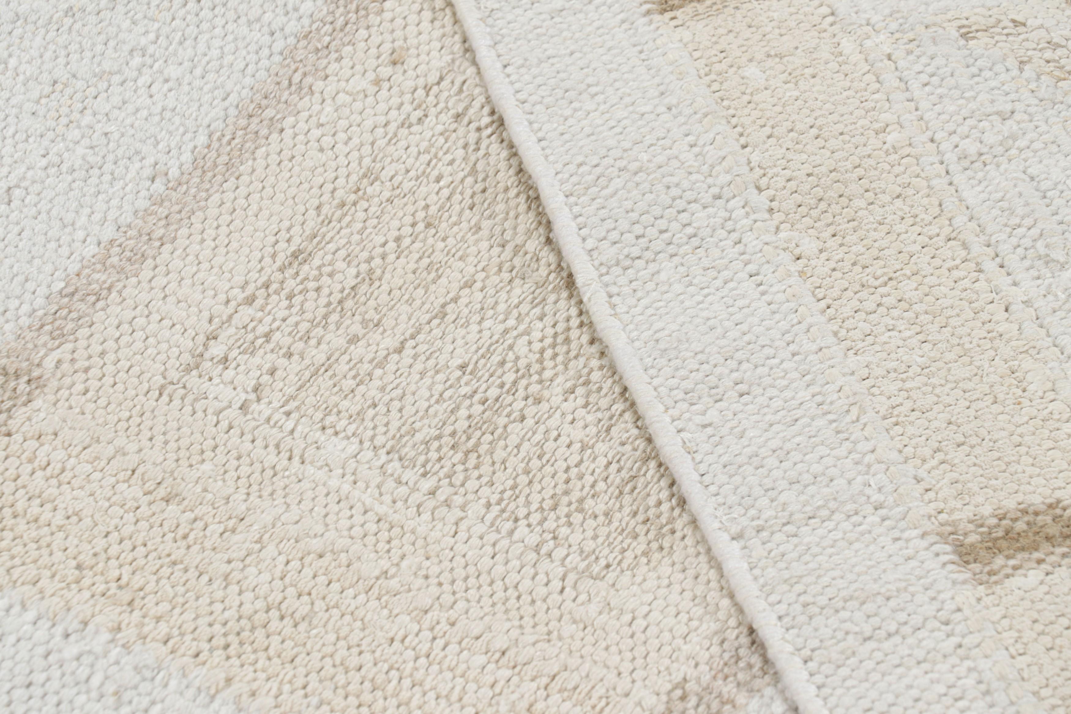 Rug & Kilim's Teppich im skandinavischen Stil in Creme-Weiß-Beige mit geometrischem Muster (21. Jahrhundert und zeitgenössisch) im Angebot
