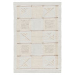 Rug 
Kilim è un tappeto in stile scandinavo di colore crema, bianco e beige con motivi geometrici.