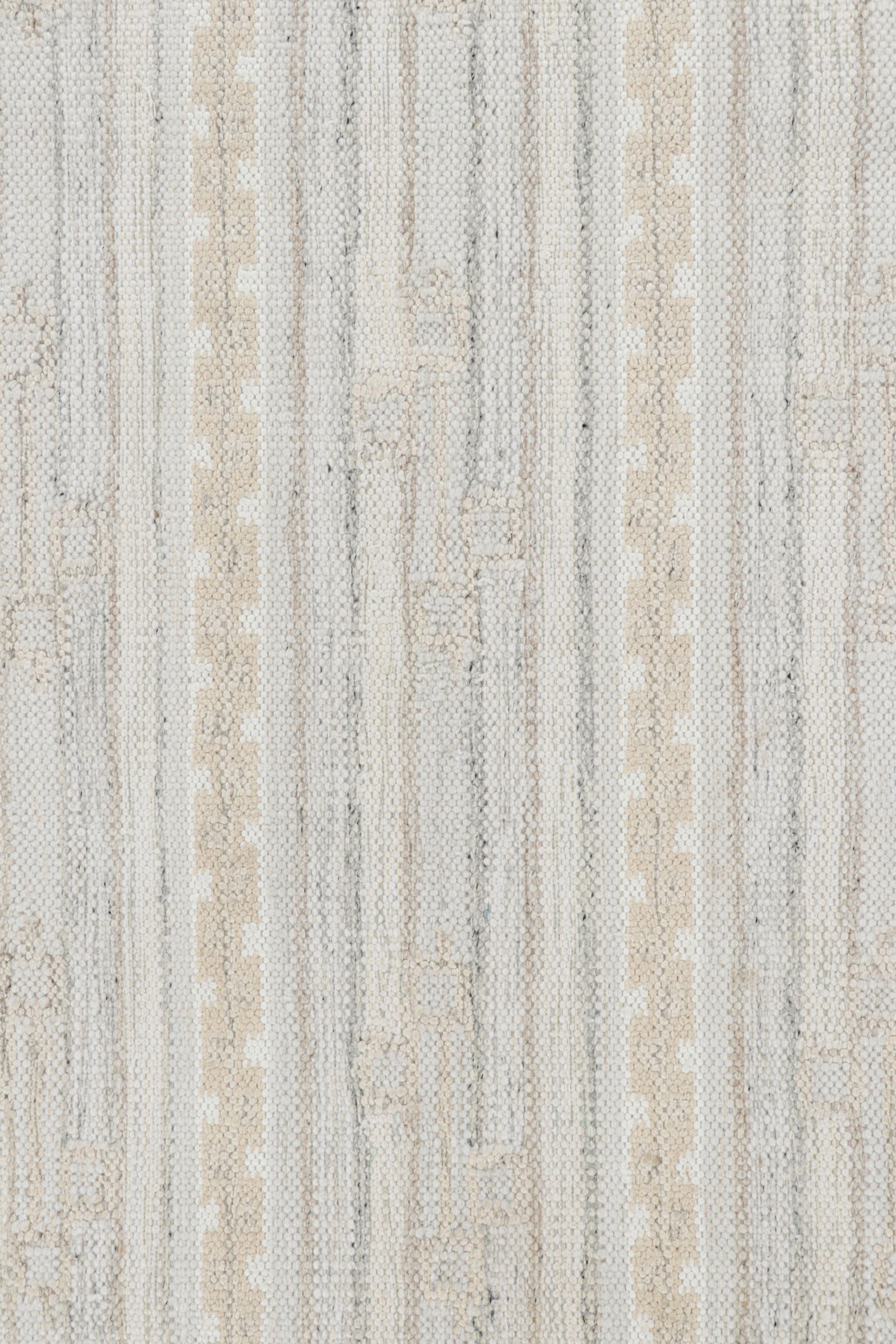 Moderne Tapis de style scandinave à motifs géométriques crème, blancs et bleus de Rug & Kilim en vente