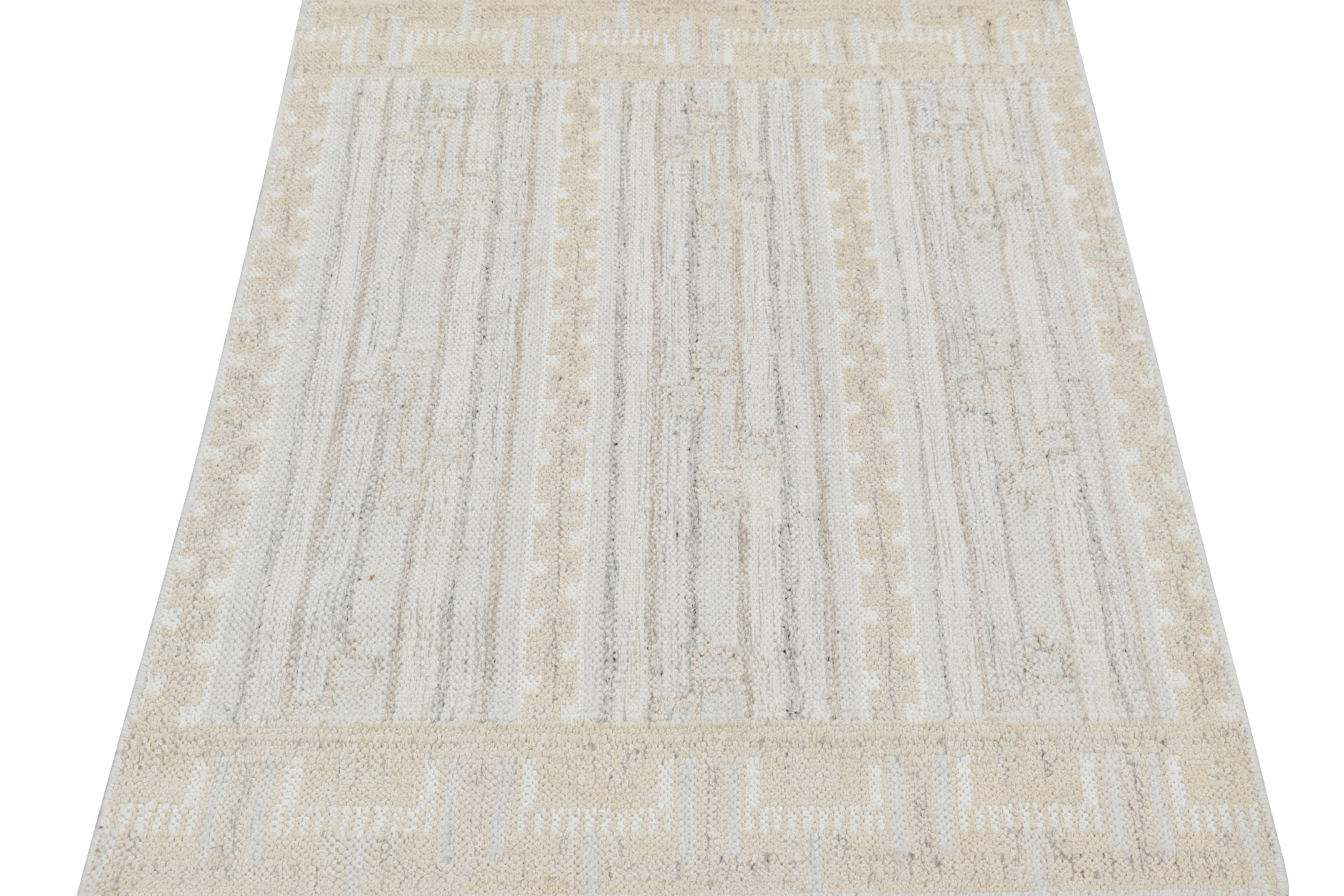 Indien Tapis de style scandinave à motifs géométriques crème, blancs et bleus de Rug & Kilim en vente