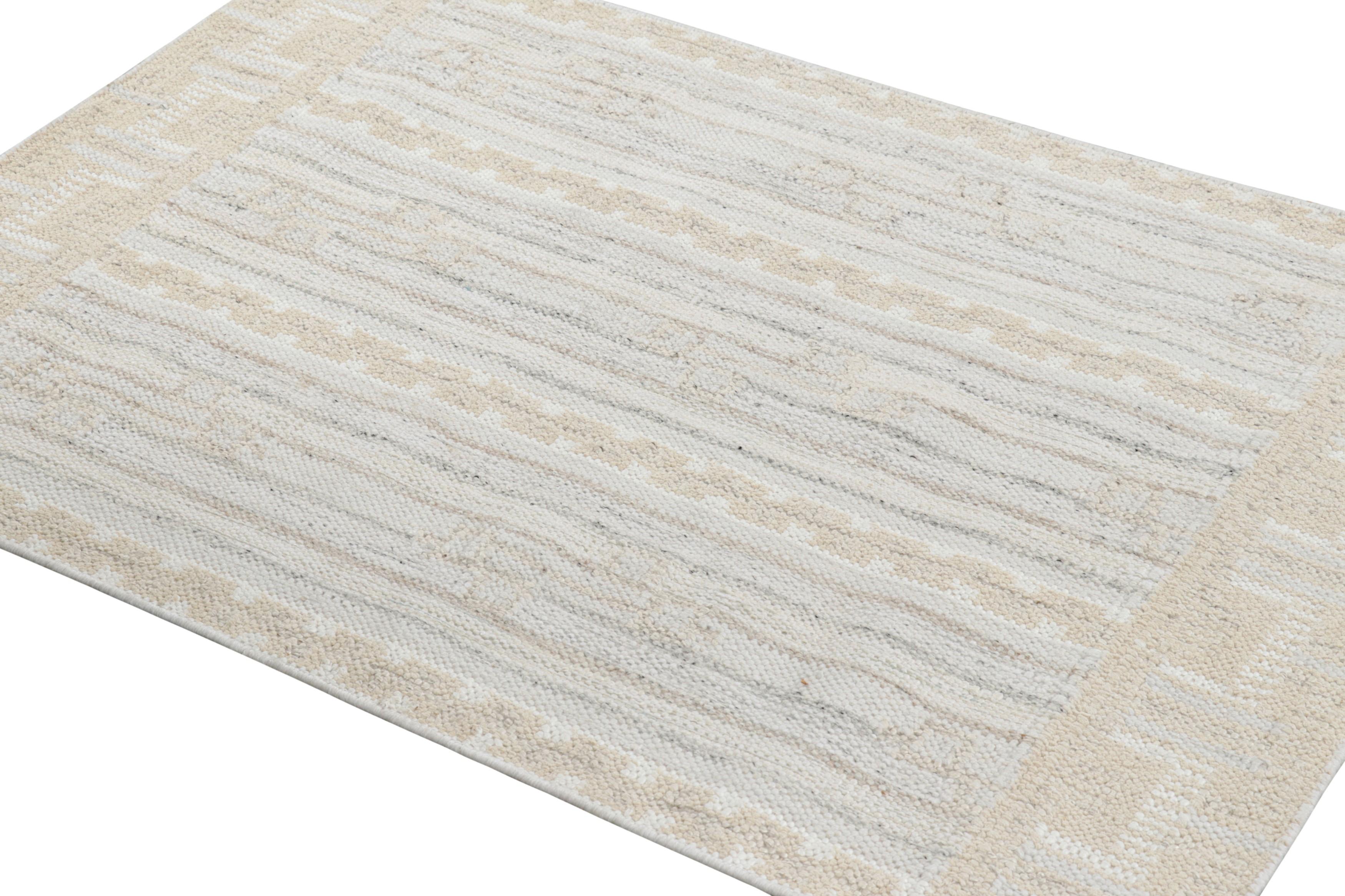Tissé à la main Tapis de style scandinave à motifs géométriques crème, blancs et bleus de Rug & Kilim en vente