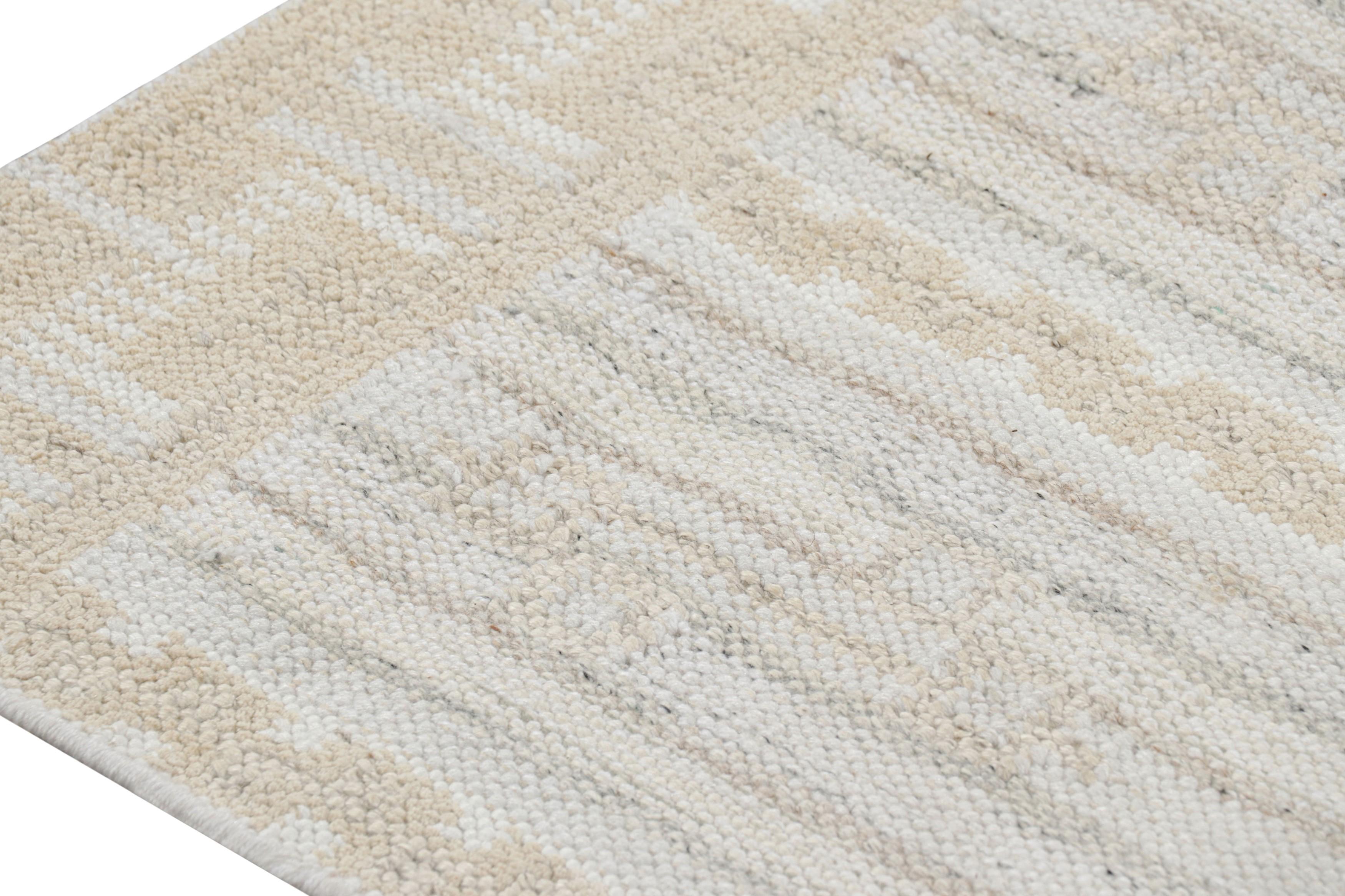 Tapis de style scandinave à motifs géométriques crème, blancs et bleus de Rug & Kilim Neuf - En vente à Long Island City, NY