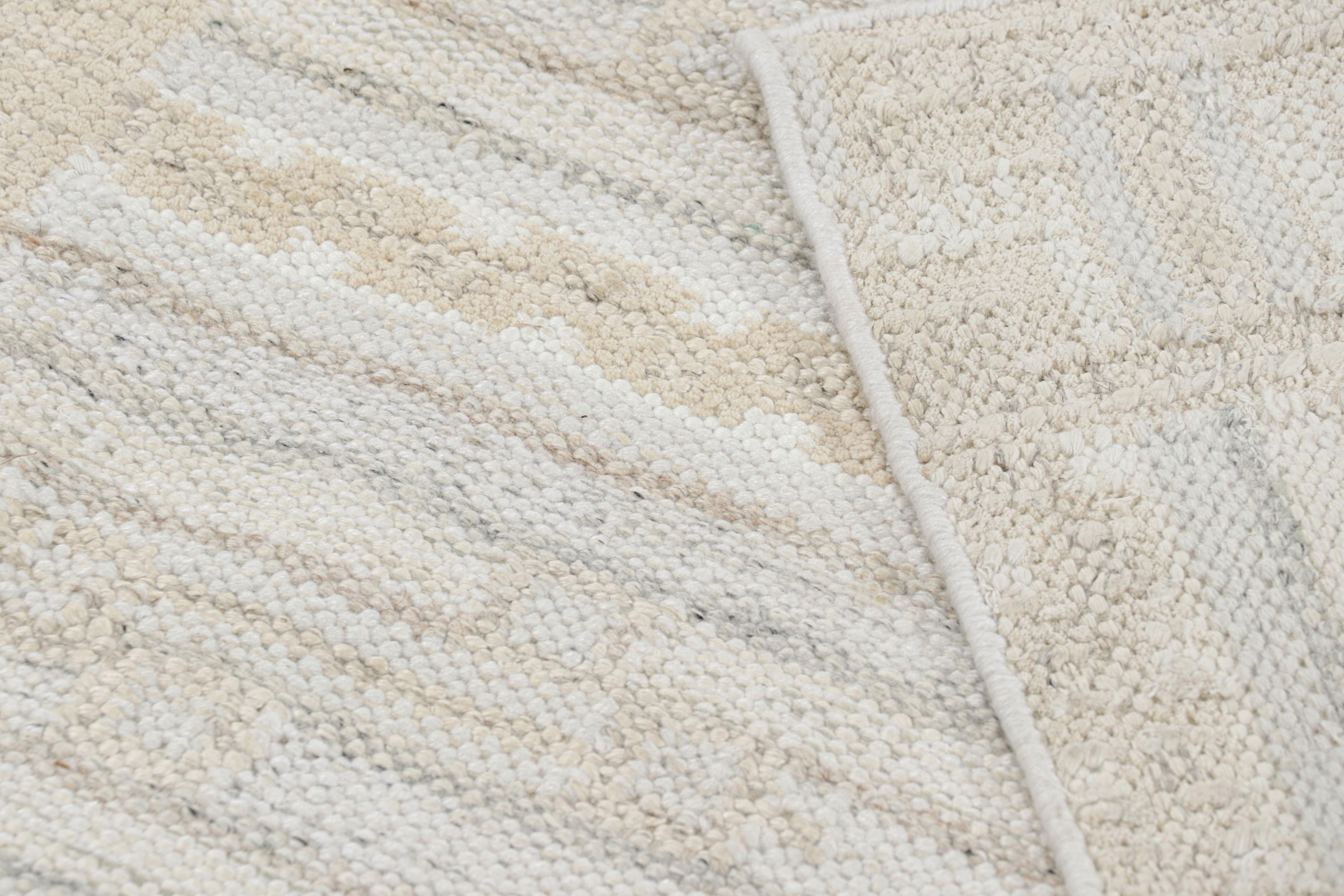 XXIe siècle et contemporain Tapis de style scandinave à motifs géométriques crème, blancs et bleus de Rug & Kilim en vente