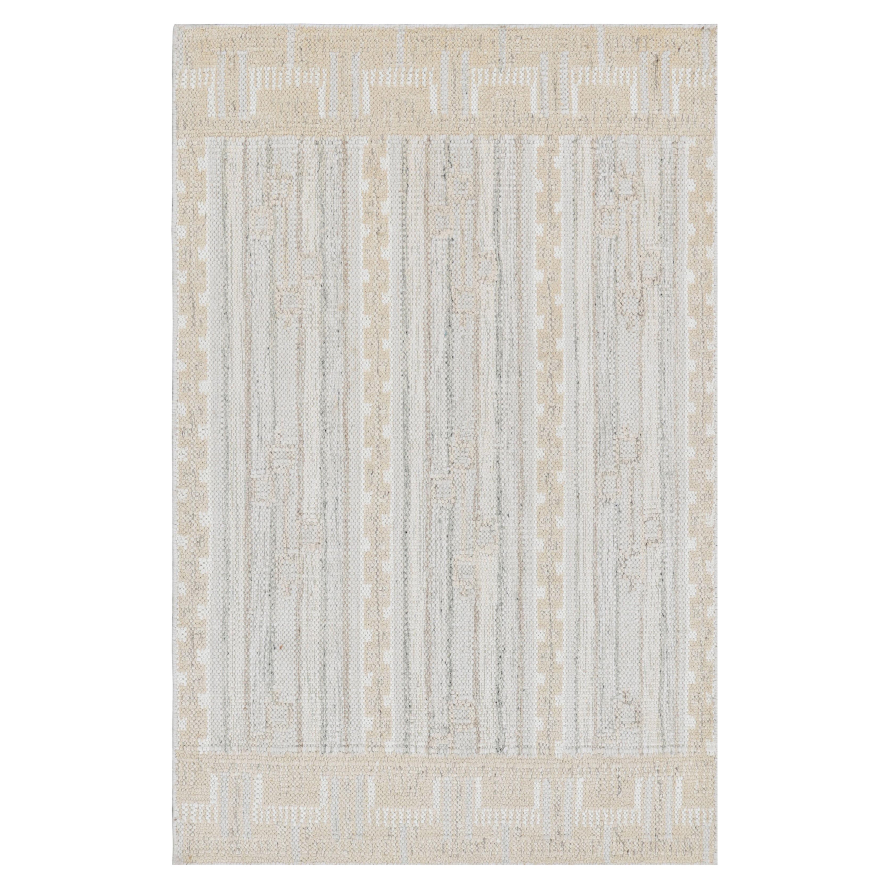 Tapis de style scandinave à motifs géométriques crème, blancs et bleus de Rug & Kilim