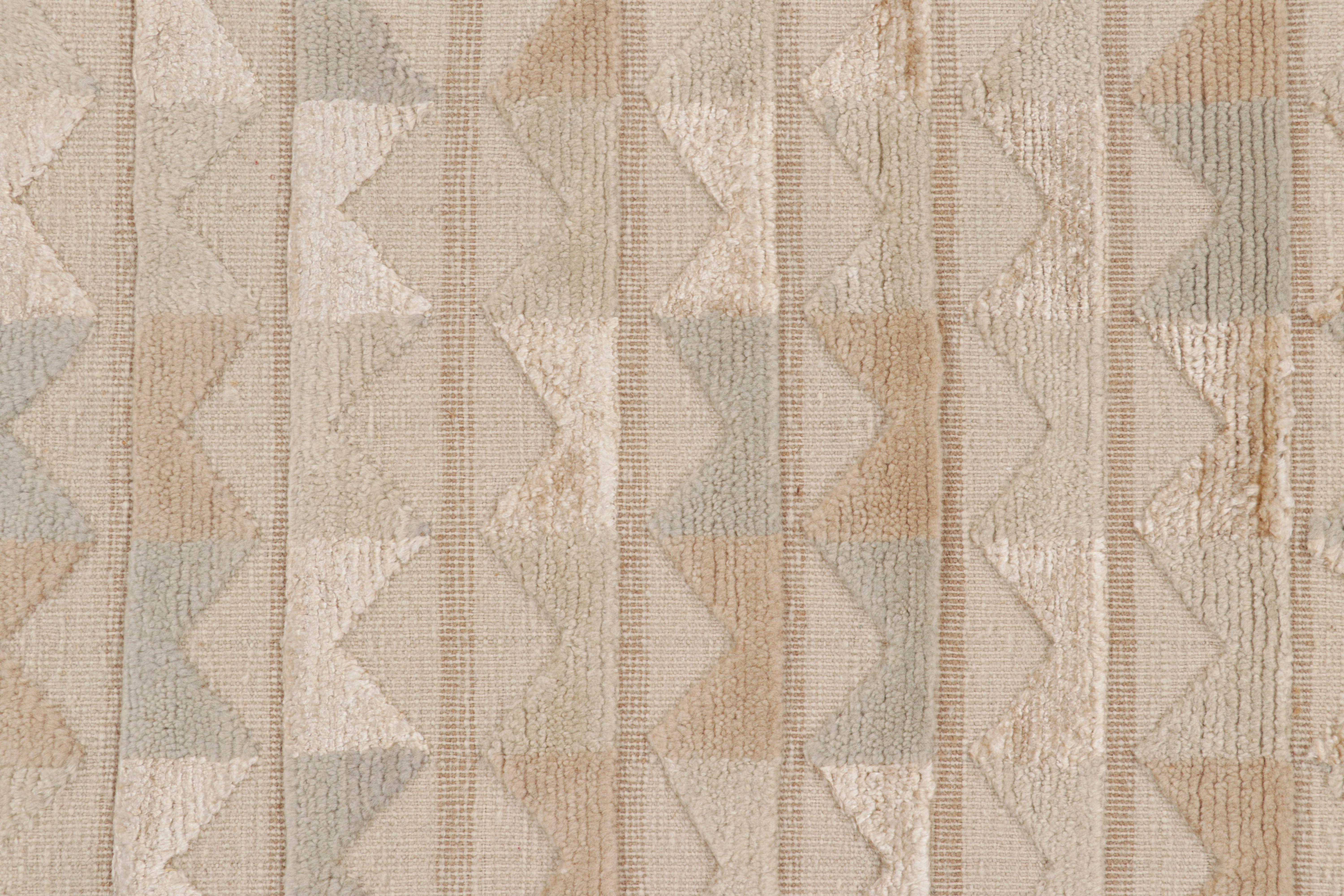 Rug & Kilim's Teppich im skandinavischen Stil in Creme-Weiß mit geometrischen Mustern (Skandinavische Moderne) im Angebot
