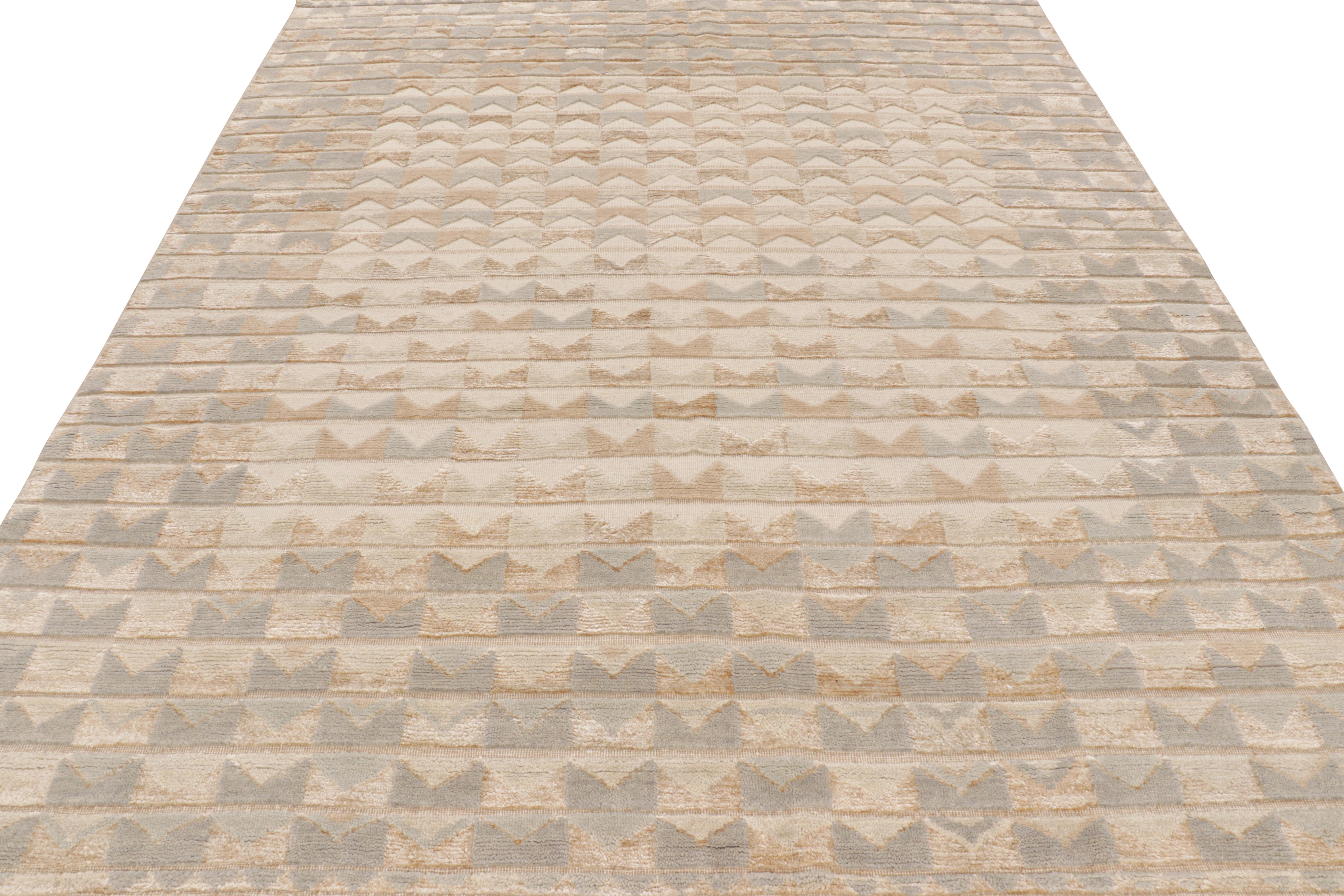 Rug & Kilim's Teppich im skandinavischen Stil in Creme-Weiß mit geometrischen Mustern (Handgeknüpft) im Angebot