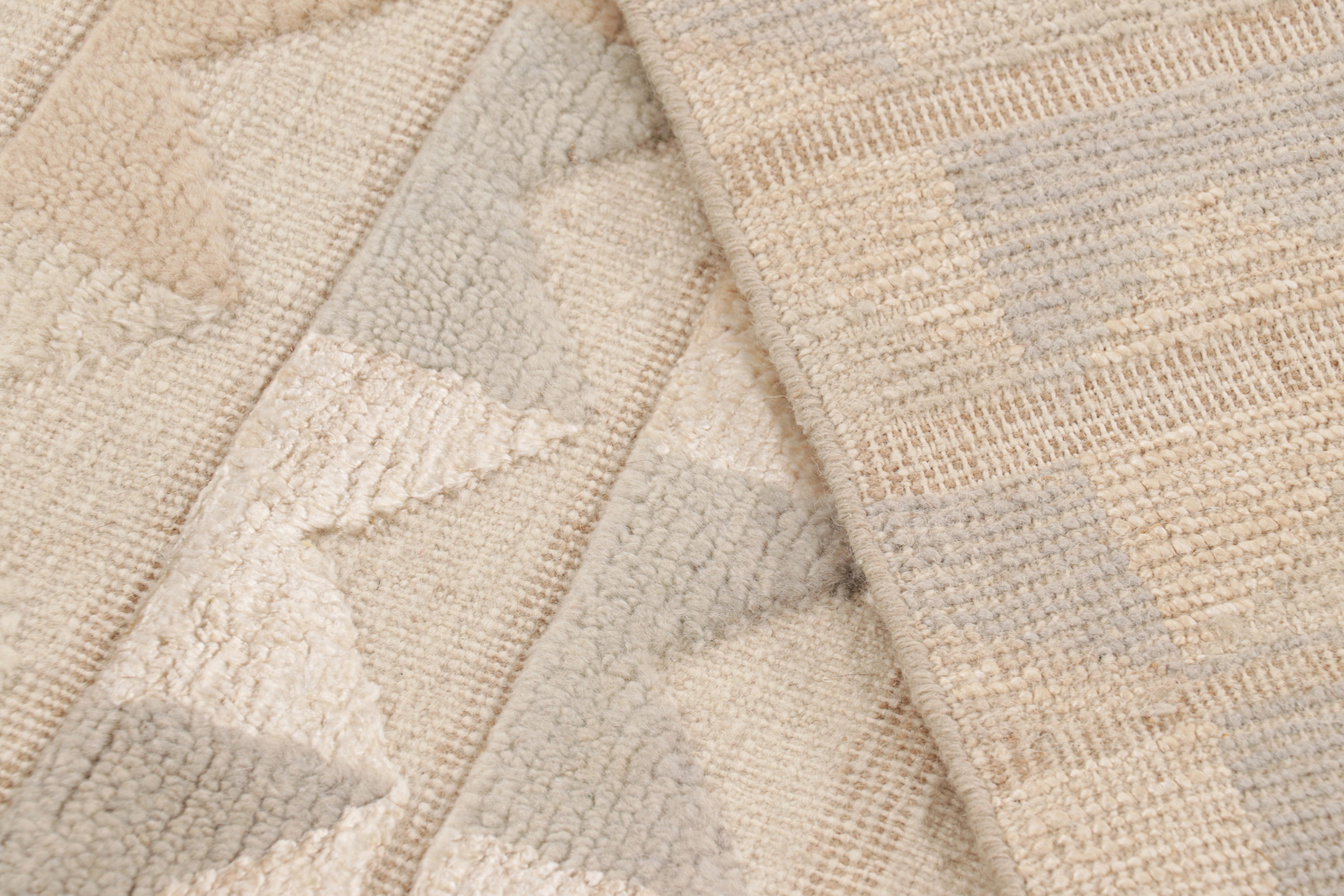 Rug & Kilim's Teppich im skandinavischen Stil in Creme-Weiß mit geometrischen Mustern (21. Jahrhundert und zeitgenössisch) im Angebot