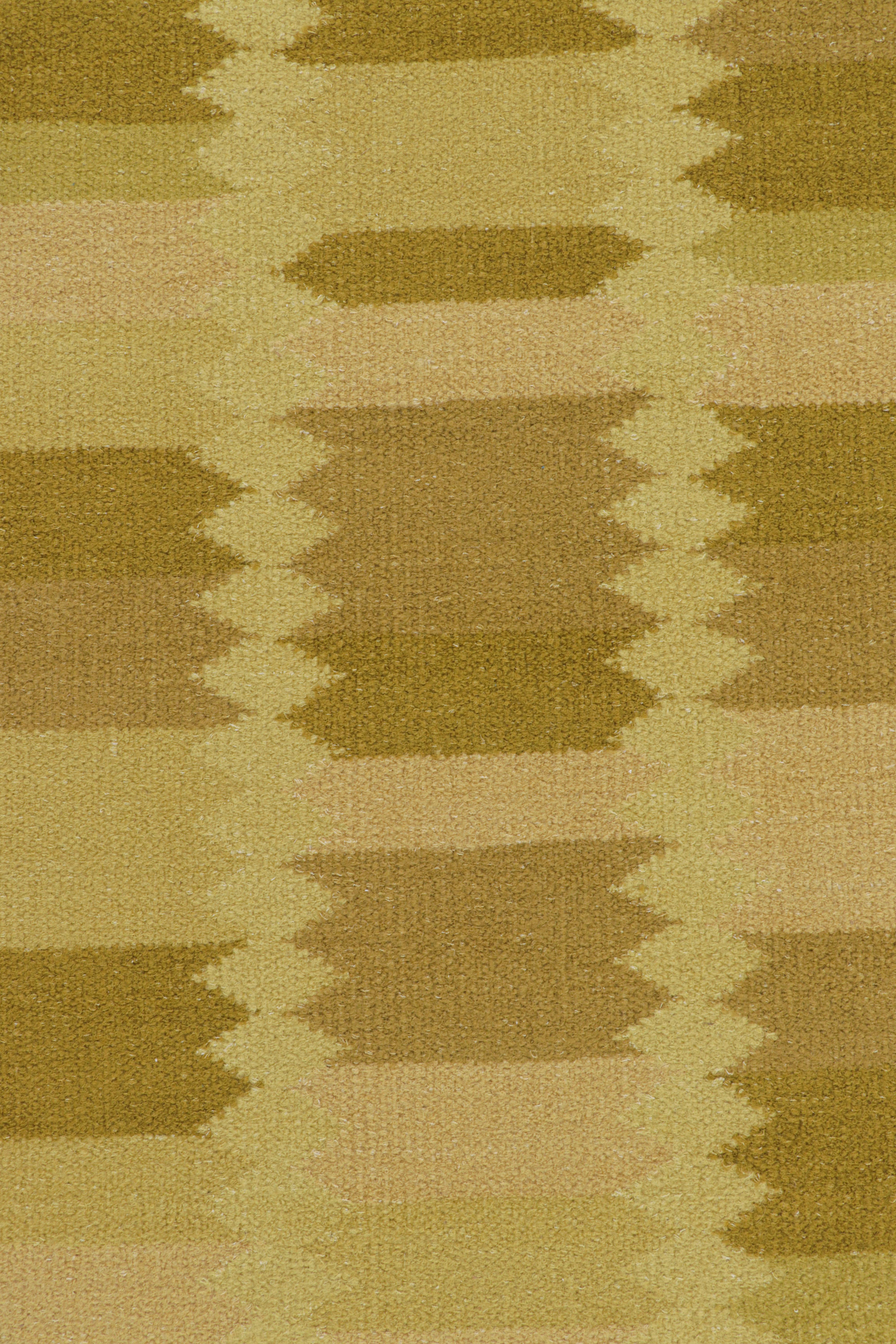 Moderno Rug & Kilim: Tappeto in stile scandinavo con motivi geometrici oro e chartreuse in vendita