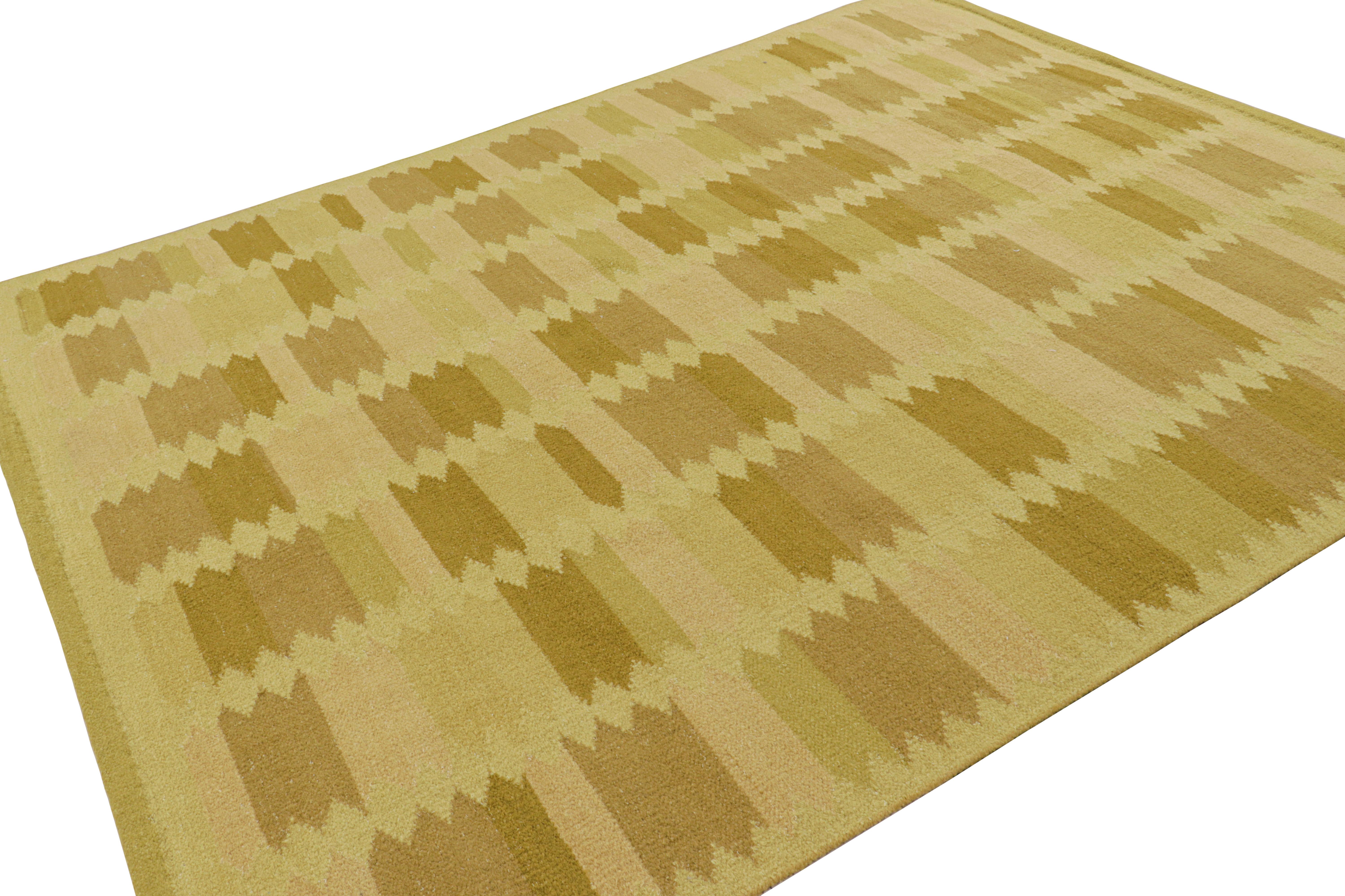 Indiano Rug & Kilim: Tappeto in stile scandinavo con motivi geometrici oro e chartreuse in vendita