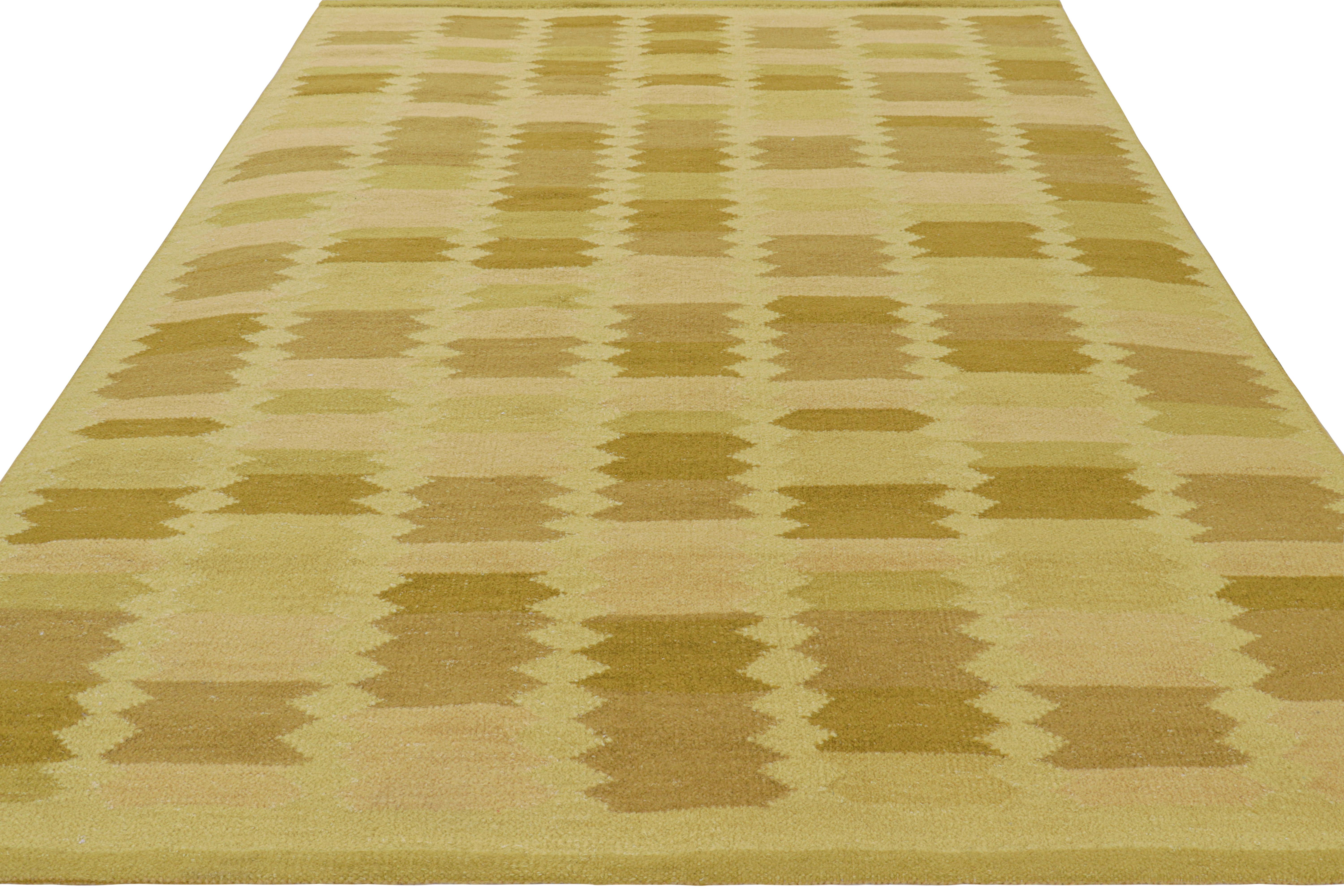 Tessuto a mano Rug & Kilim: Tappeto in stile scandinavo con motivi geometrici oro e chartreuse in vendita